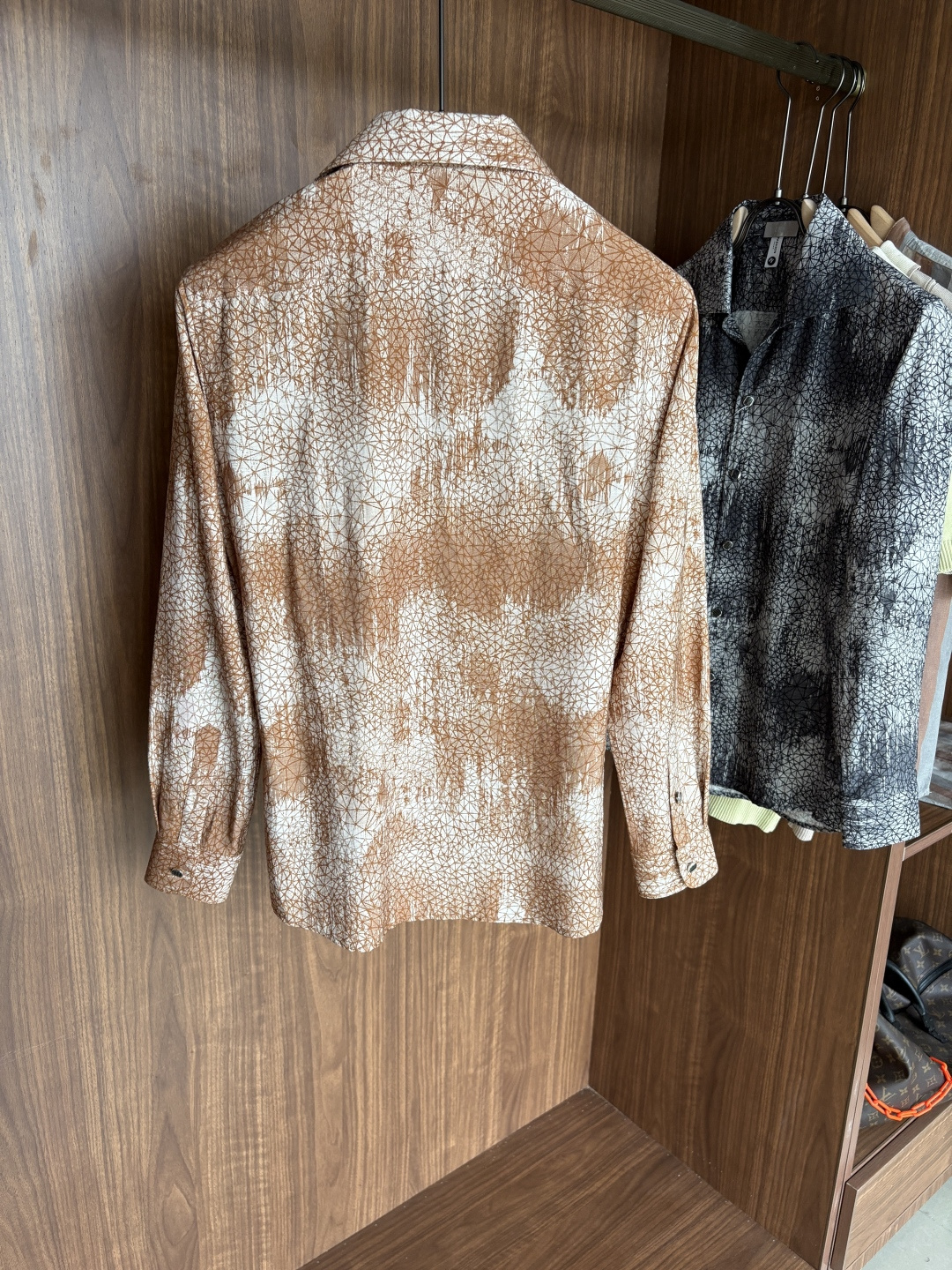 迪家男装界的天花板，这款翻领麻料衫长袖精准到每一针的细腻工艺，完全区别于普通面料裁剪。线条流畅，版型挺括