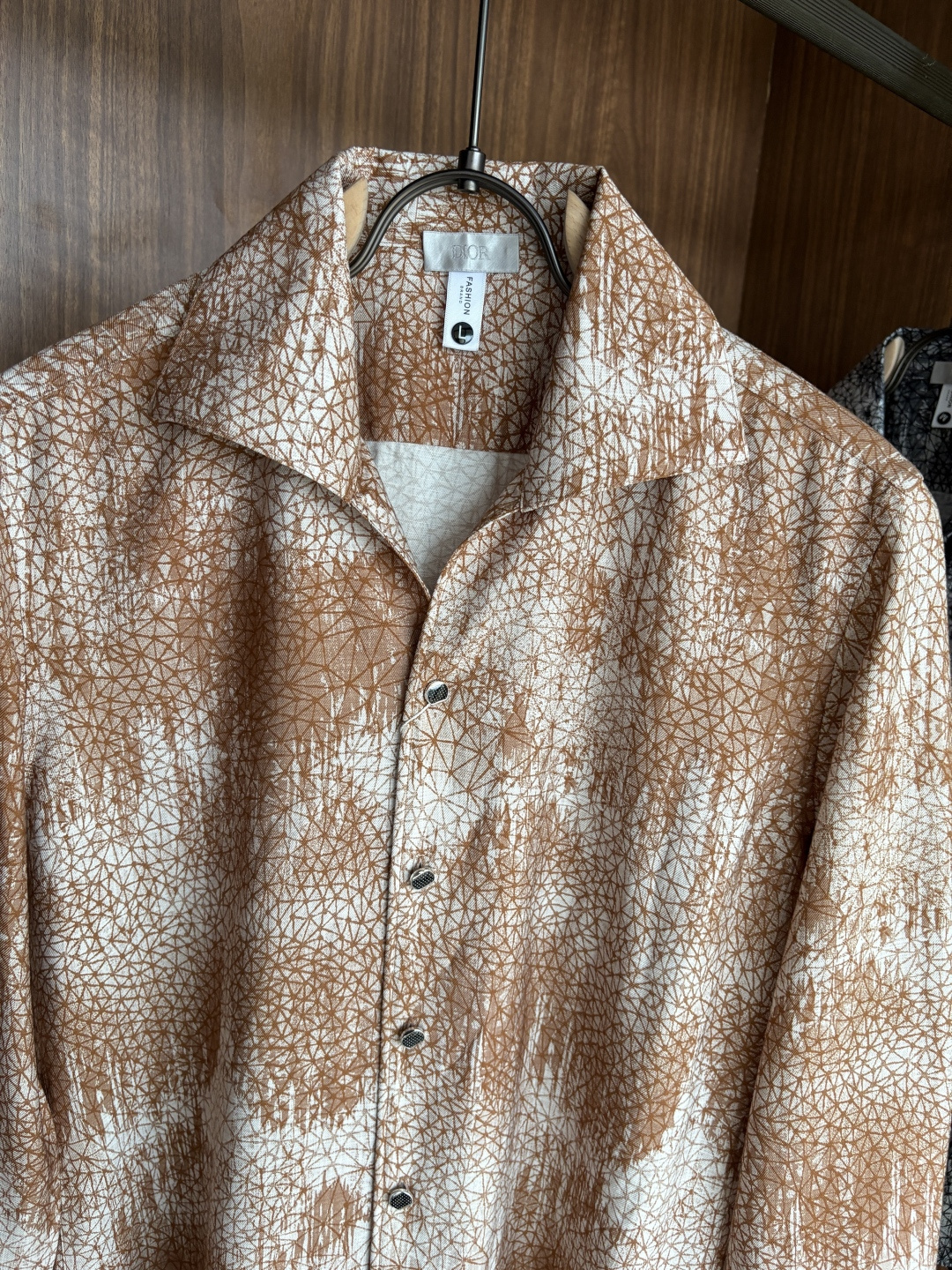 迪家男装界的天花板，这款翻领麻料衫长袖精准到每一针的细腻工艺，完全区别于普通面料裁剪。线条流畅，版型挺括