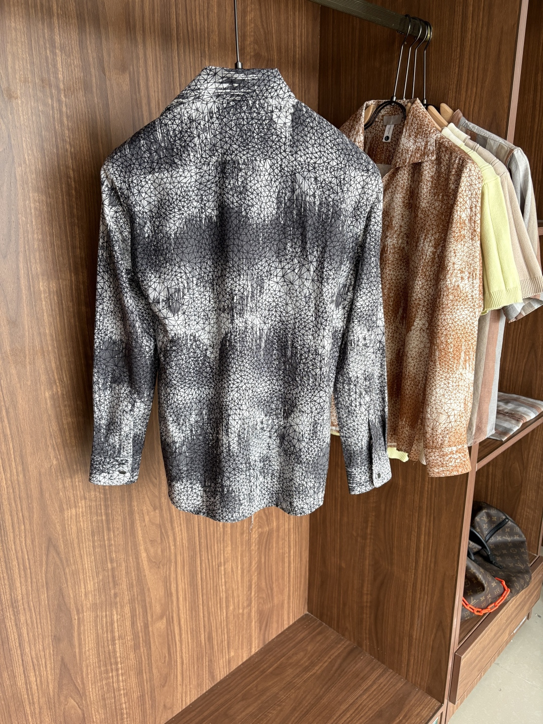 迪家男装界的天花板，这款翻领麻料衫长袖精准到每一针的细腻工艺，完全区别于普通面料裁剪。线条流畅，版型挺括