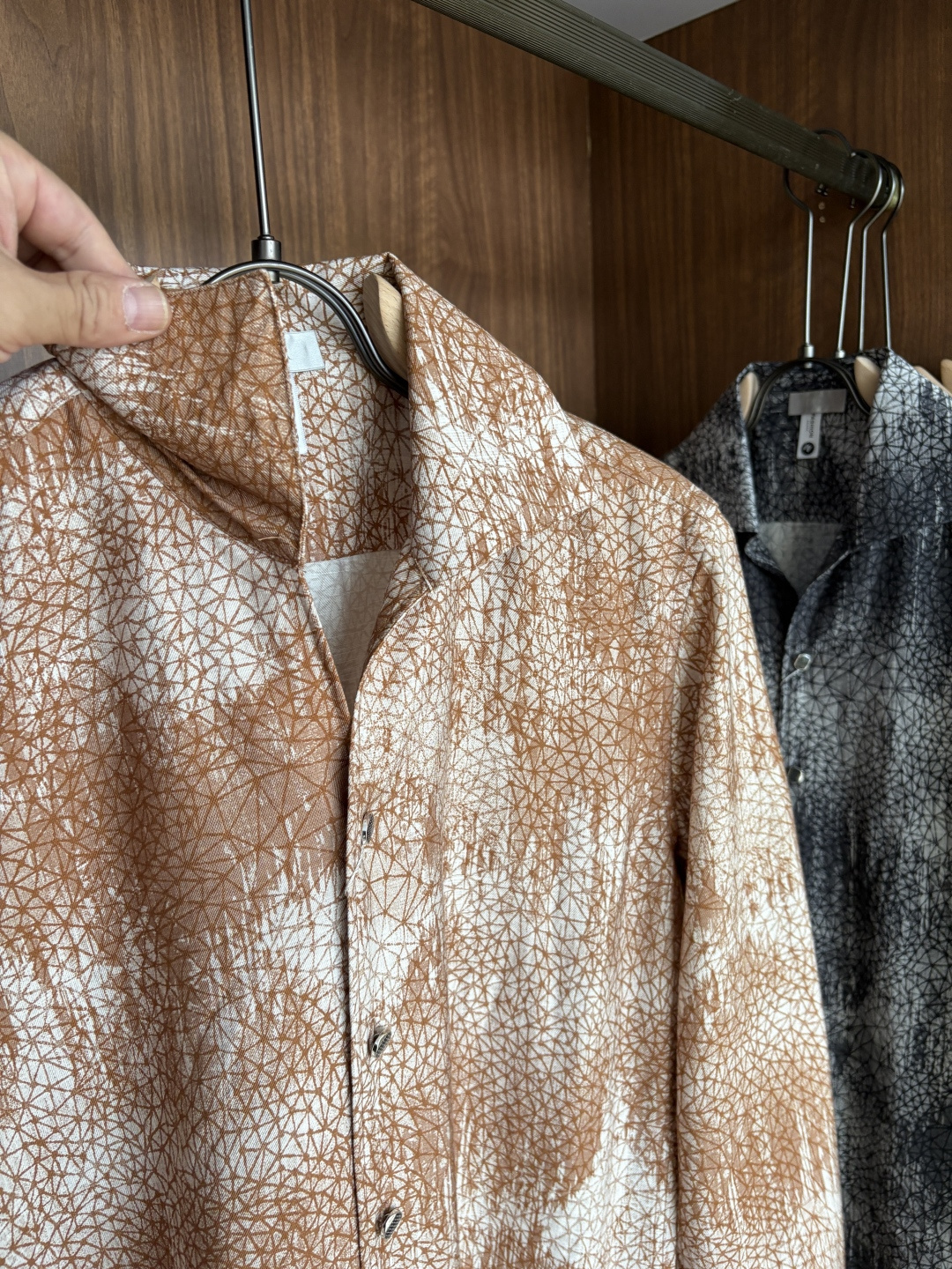 迪家男装界的天花板，这款翻领麻料衫长袖精准到每一针的细腻工艺，完全区别于普通面料裁剪。线条流畅，版型挺括