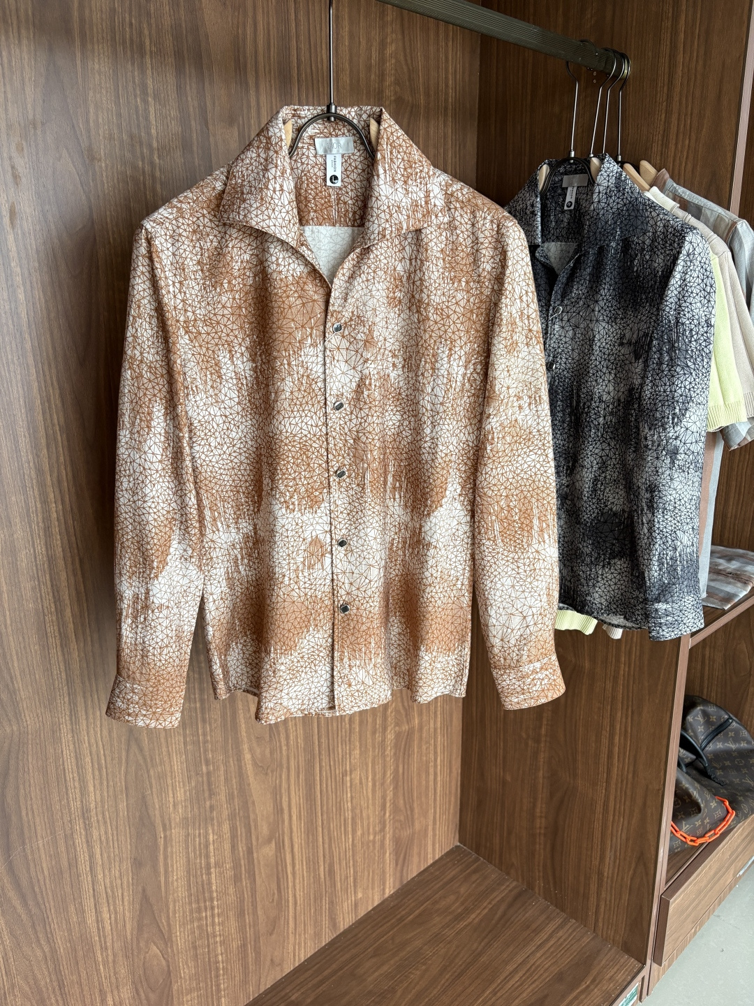 迪家男装界的天花板，这款翻领麻料衫长袖精准到每一针的细腻工艺，完全区别于普通面料裁剪。线条流畅，版型挺括