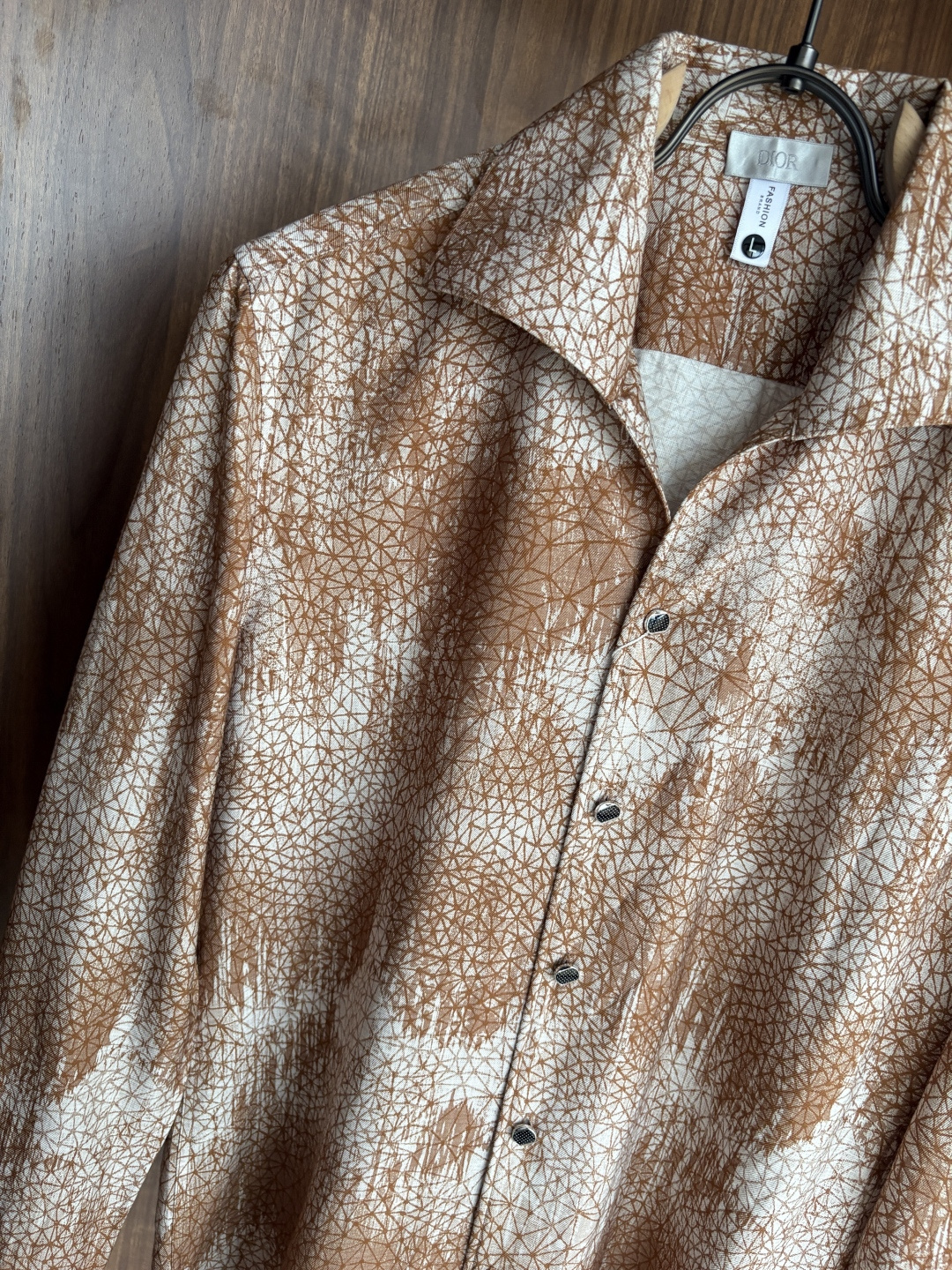 迪家男装界的天花板，这款翻领麻料衫长袖精准到每一针的细腻工艺，完全区别于普通面料裁剪。线条流畅，版型挺括