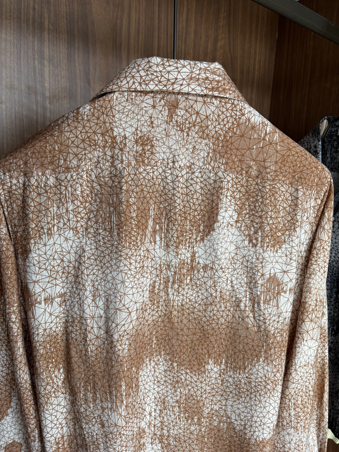 迪家男装界的天花板，这款翻领麻料衫长袖精准到每一针的细腻工艺，完全区别于普通面料裁剪。线条流畅，版型挺括