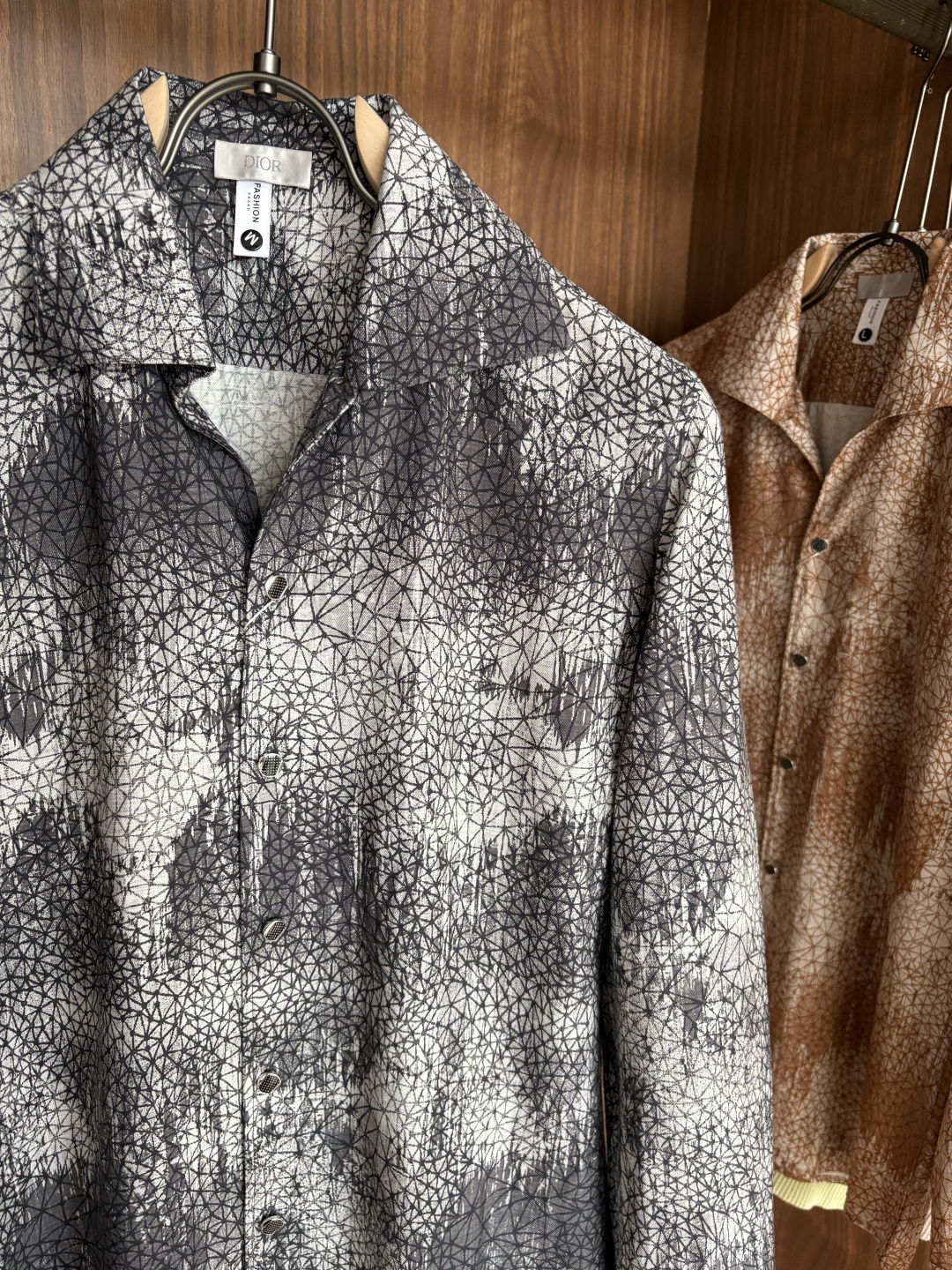 迪家男装界的天花板，这款翻领麻料衫长袖精准到每一针的细腻工艺，完全区别于普通面料裁剪。线条流畅，版型挺括