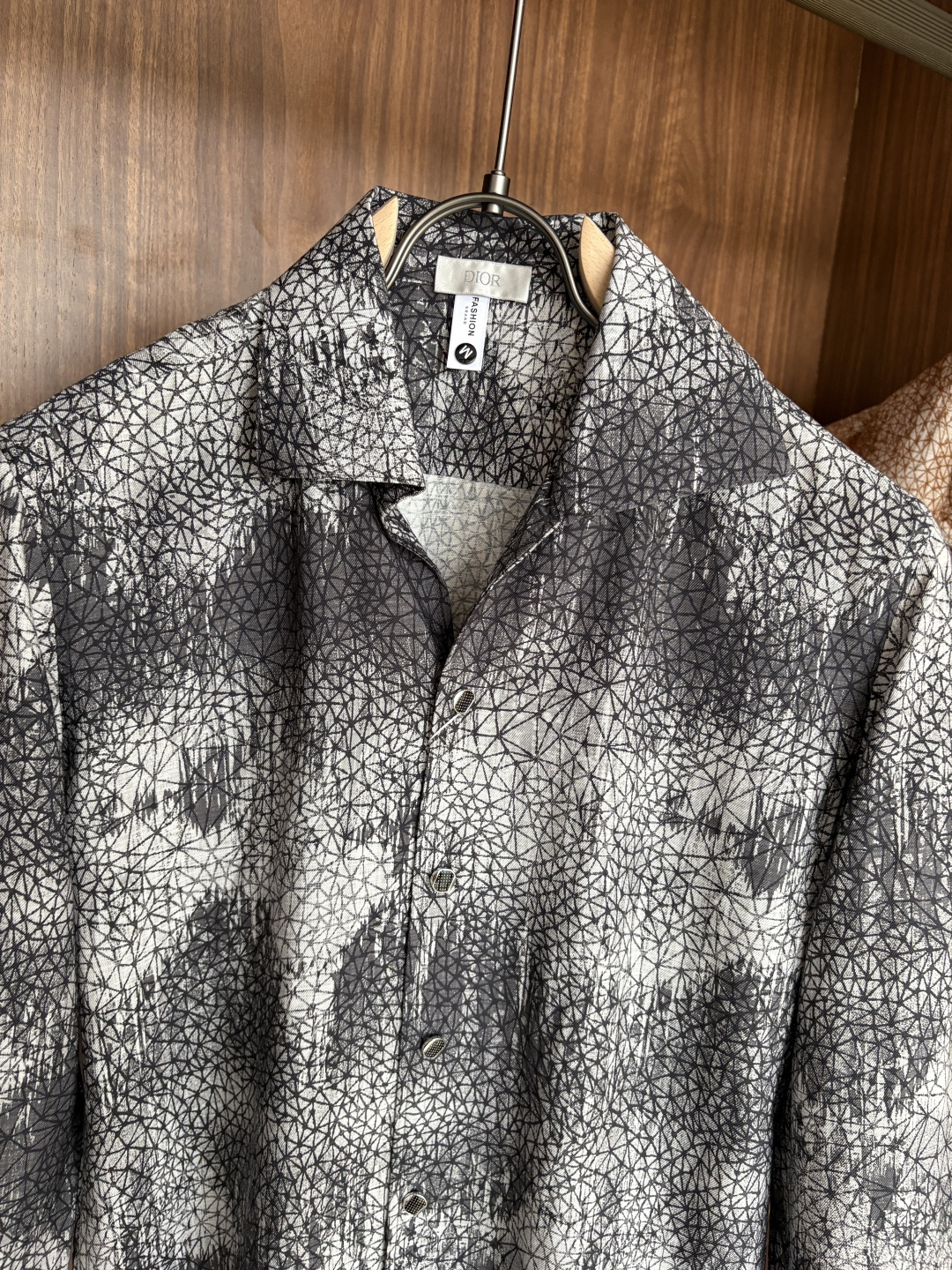 迪家男装界的天花板，这款翻领麻料衫长袖精准到每一针的细腻工艺，完全区别于普通面料裁剪。线条流畅，版型挺括