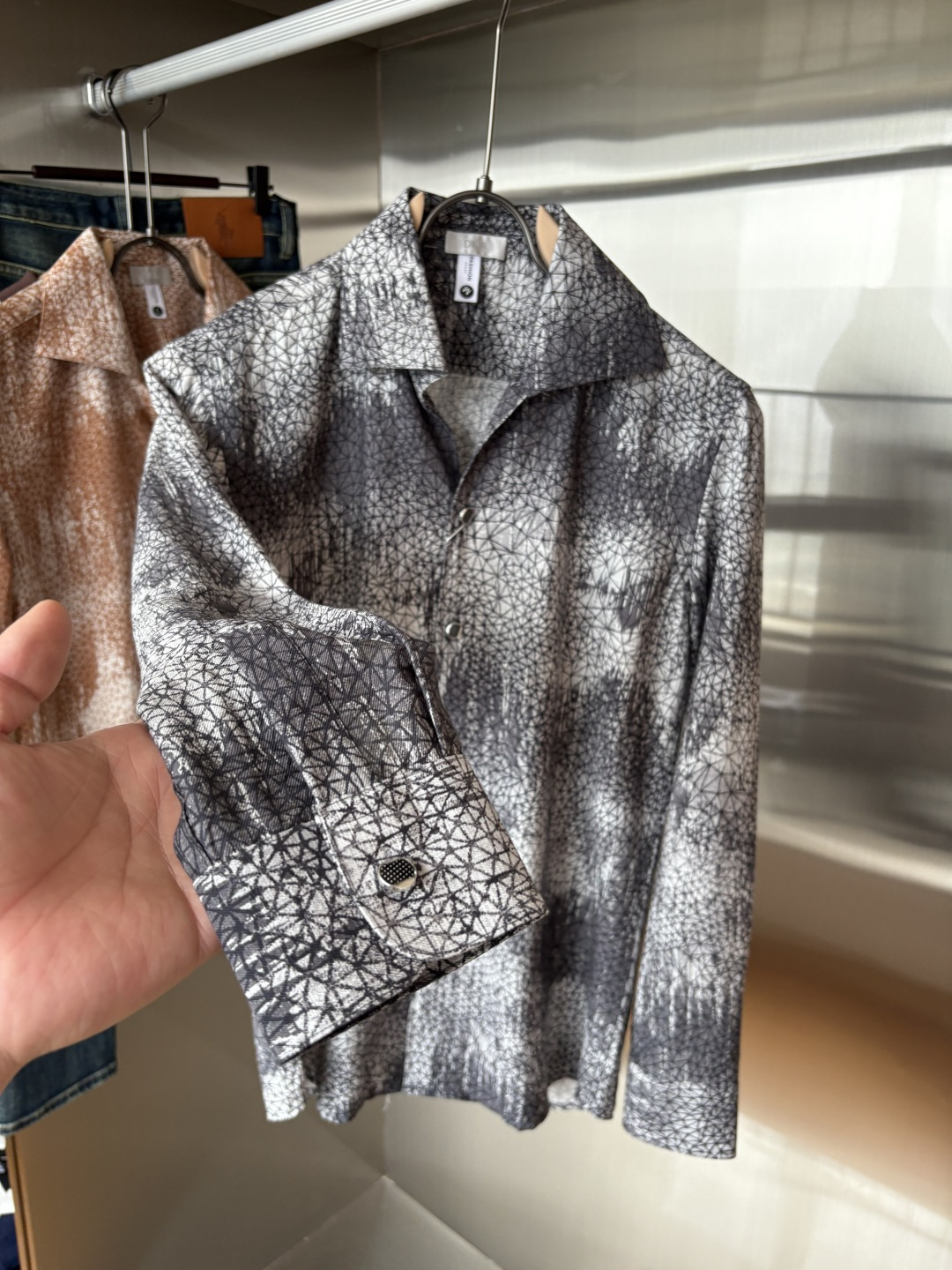 迪家男装界的天花板，这款翻领麻料衫长袖精准到每一针的细腻工艺，完全区别于普通面料裁剪。线条流畅，版型挺括