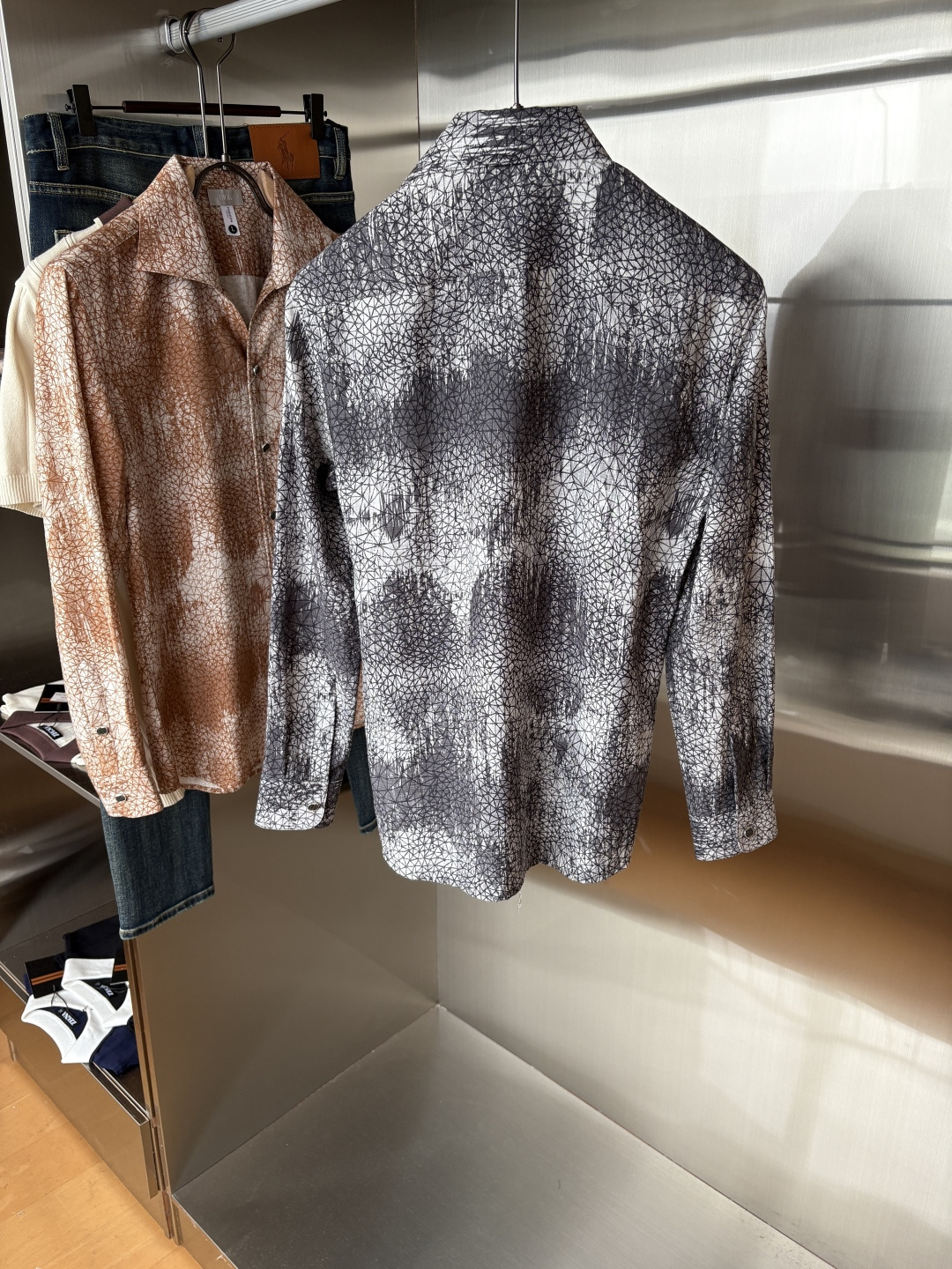 迪家男装界的天花板，这款翻领麻料衫长袖精准到每一针的细腻工艺，完全区别于普通面料裁剪。线条流畅，版型挺括