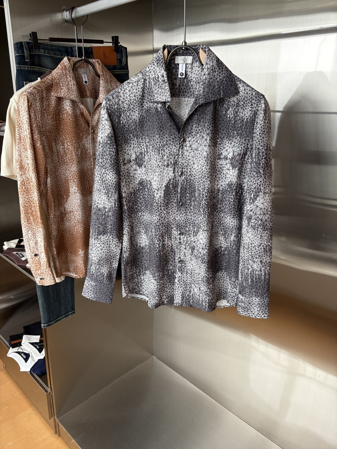 迪家男装界的天花板，这款翻领麻料衫长袖精准到每一针的细腻工艺，完全区别于普通面料裁剪。线条流畅，版型挺括