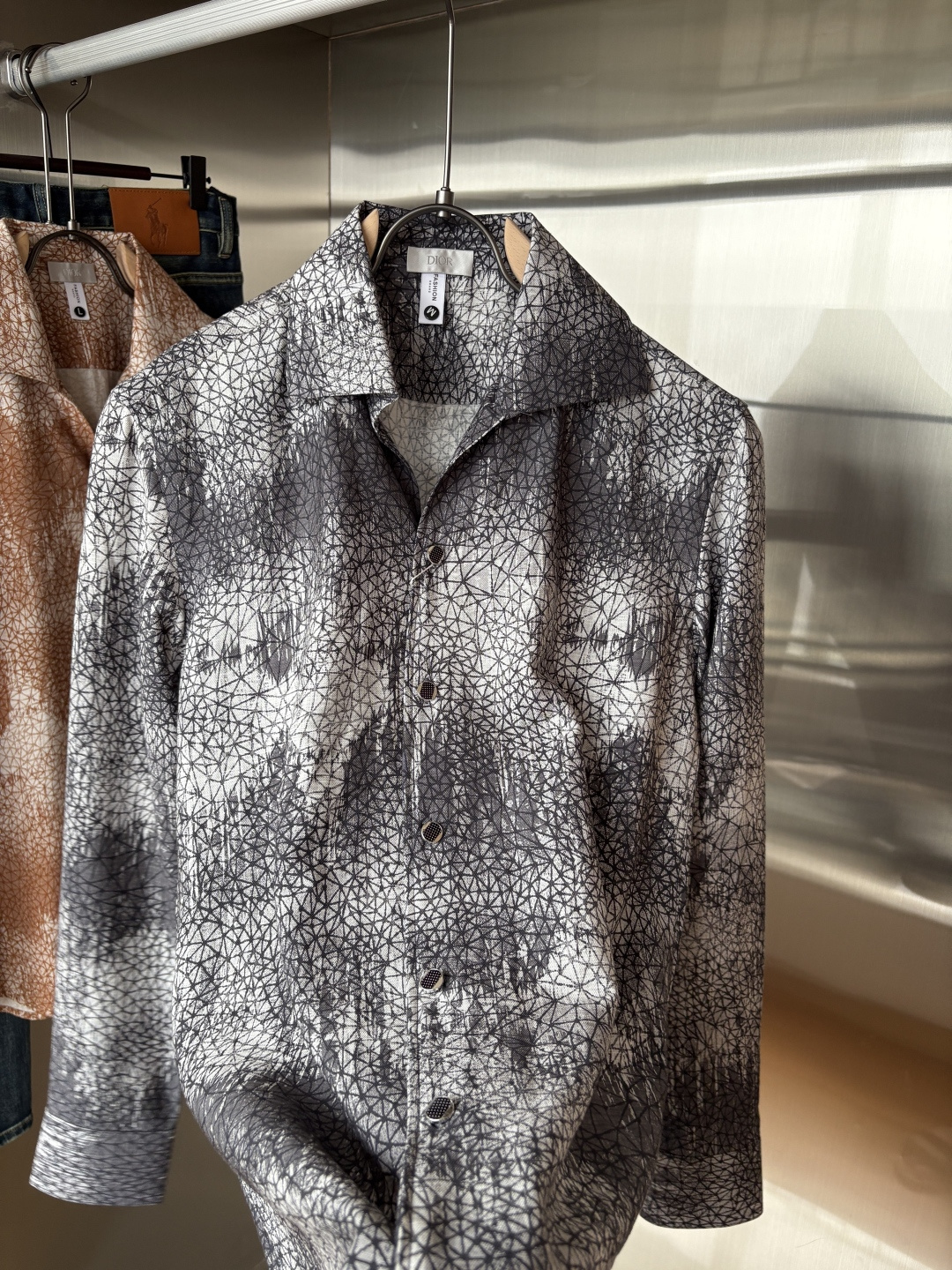 迪家男装界的天花板，这款翻领麻料衫长袖精准到每一针的细腻工艺，完全区别于普通面料裁剪。线条流畅，版型挺括