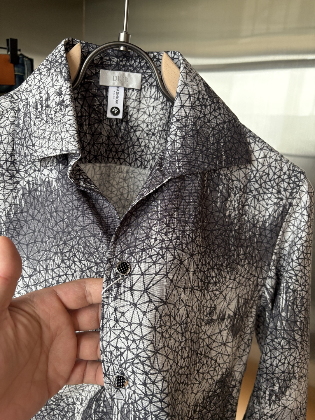 迪家男装界的天花板，这款翻领麻料衫长袖精准到每一针的细腻工艺，完全区别于普通面料裁剪。线条流畅，版型挺括