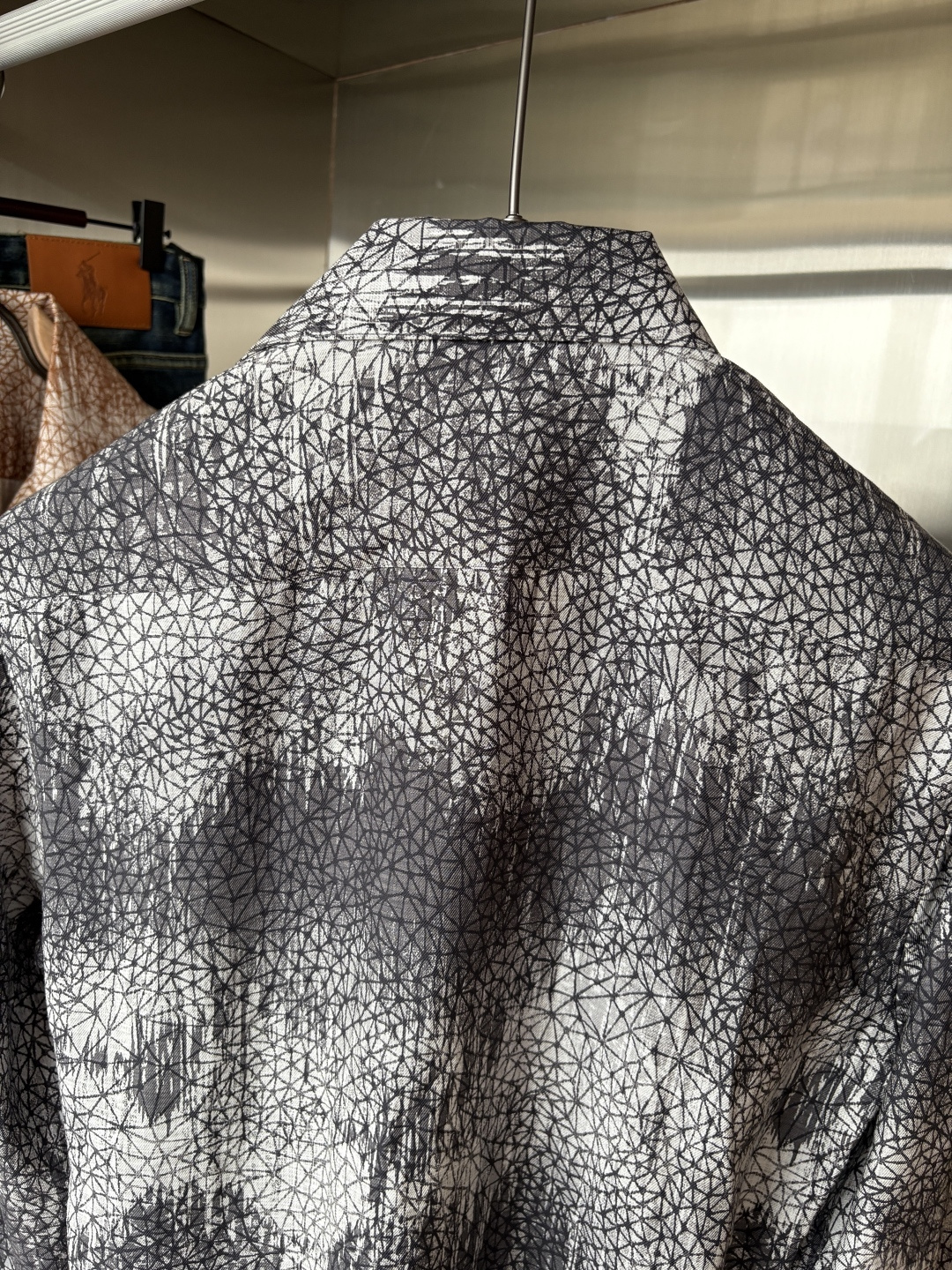 迪家男装界的天花板，这款翻领麻料衫长袖精准到每一针的细腻工艺，完全区别于普通面料裁剪。线条流畅，版型挺括