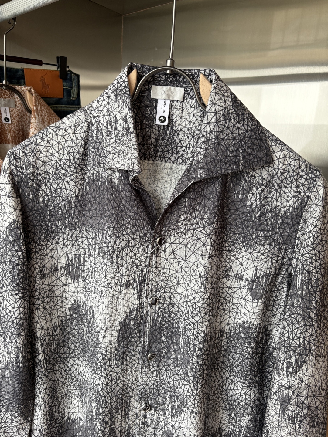 迪家男装界的天花板，这款翻领麻料衫长袖精准到每一针的细腻工艺，完全区别于普通面料裁剪。线条流畅，版型挺括