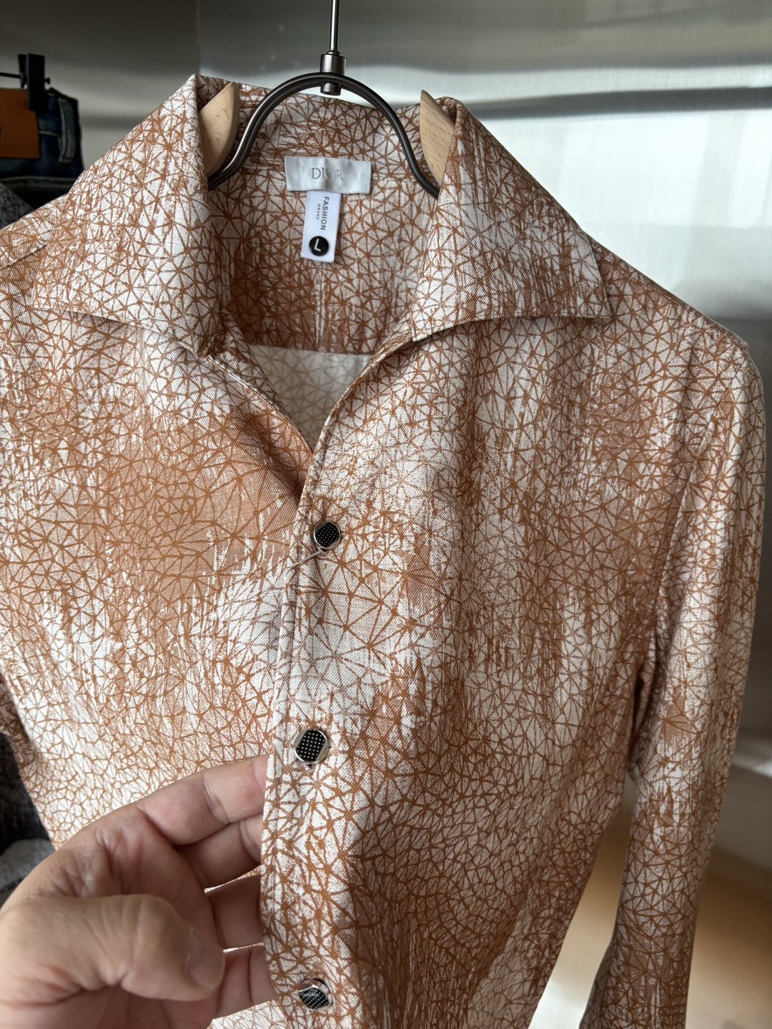 迪家男装界的天花板，这款翻领麻料衫长袖精准到每一针的细腻工艺，完全区别于普通面料裁剪。线条流畅，版型挺括