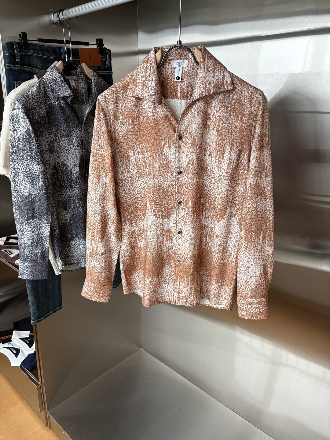 NO:492760,The ceiling of Dijia men's clothing industry, this lapel thread shirt has a long sleeve accurate to the delicate craftsmanship of each needle, completely different from ordinary fabric cutting. The lines are smooth, the style is crisp, perfectly modifying the body, and the classic lapel design is simple but not atmospheric. The texture is silky, close to the body, skin-friendly and breathable!  Whether it is daily going out or business leisure, you can easily control it, demonstrating the elegant temperament of a man!  Code number M-4XL, dior, alexander wang19860909迪家男装界的天花板,这款翻领麻料衫长袖精准到每一针的细腻工艺,完全区别于普通面料裁剪.线条流畅,版型挺括,完美修饰身形,经典翻领设计,简约而不失大气.质感丝滑,贴身亲肤透气！无论是日常出街还是商务休闲,都能轻松驾驭,彰显男士优雅气质！ 码数M-4XL,,dior,alexander wang,Men's clothing