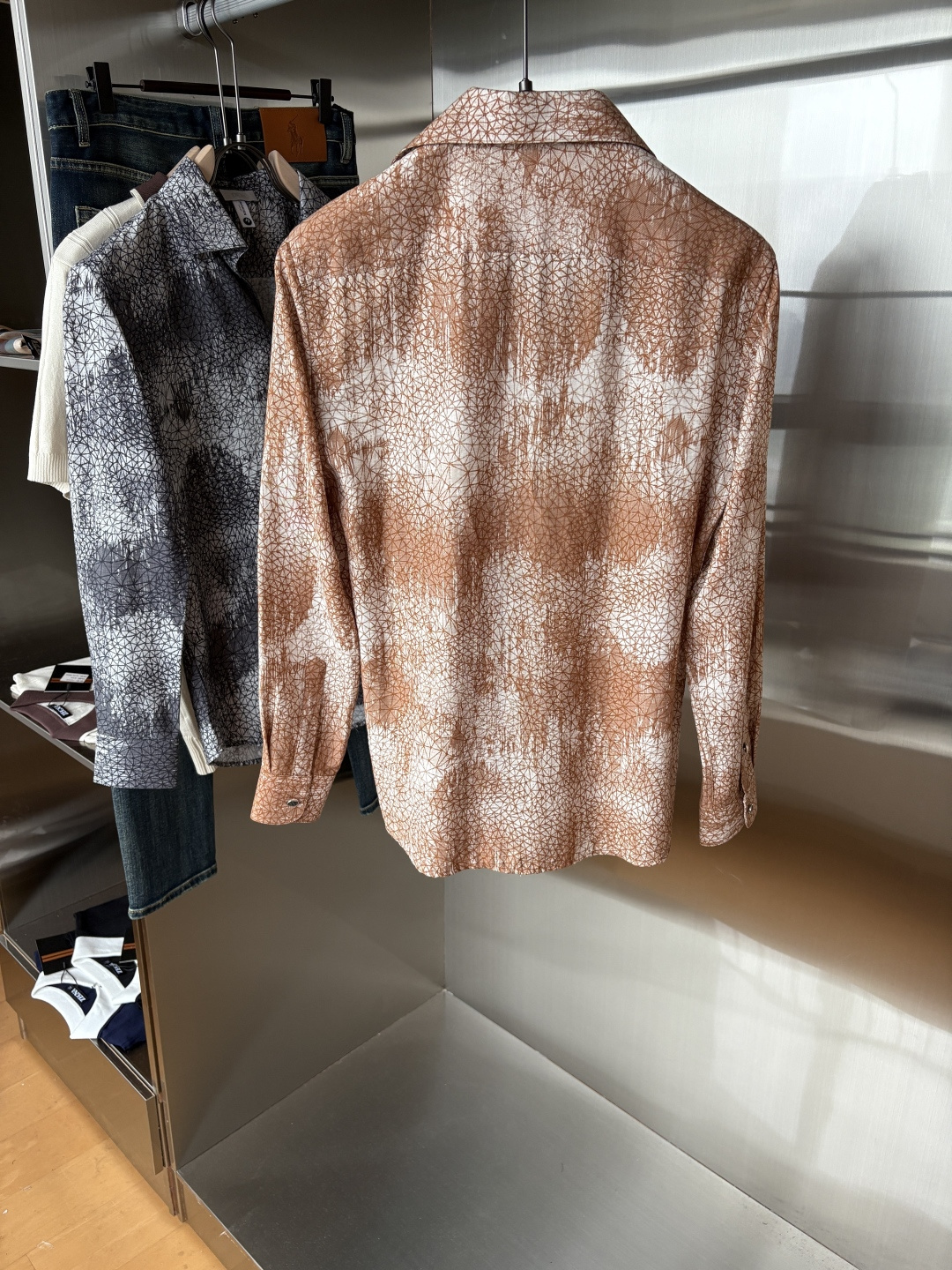 迪家男装界的天花板，这款翻领麻料衫长袖精准到每一针的细腻工艺，完全区别于普通面料裁剪。线条流畅，版型挺括