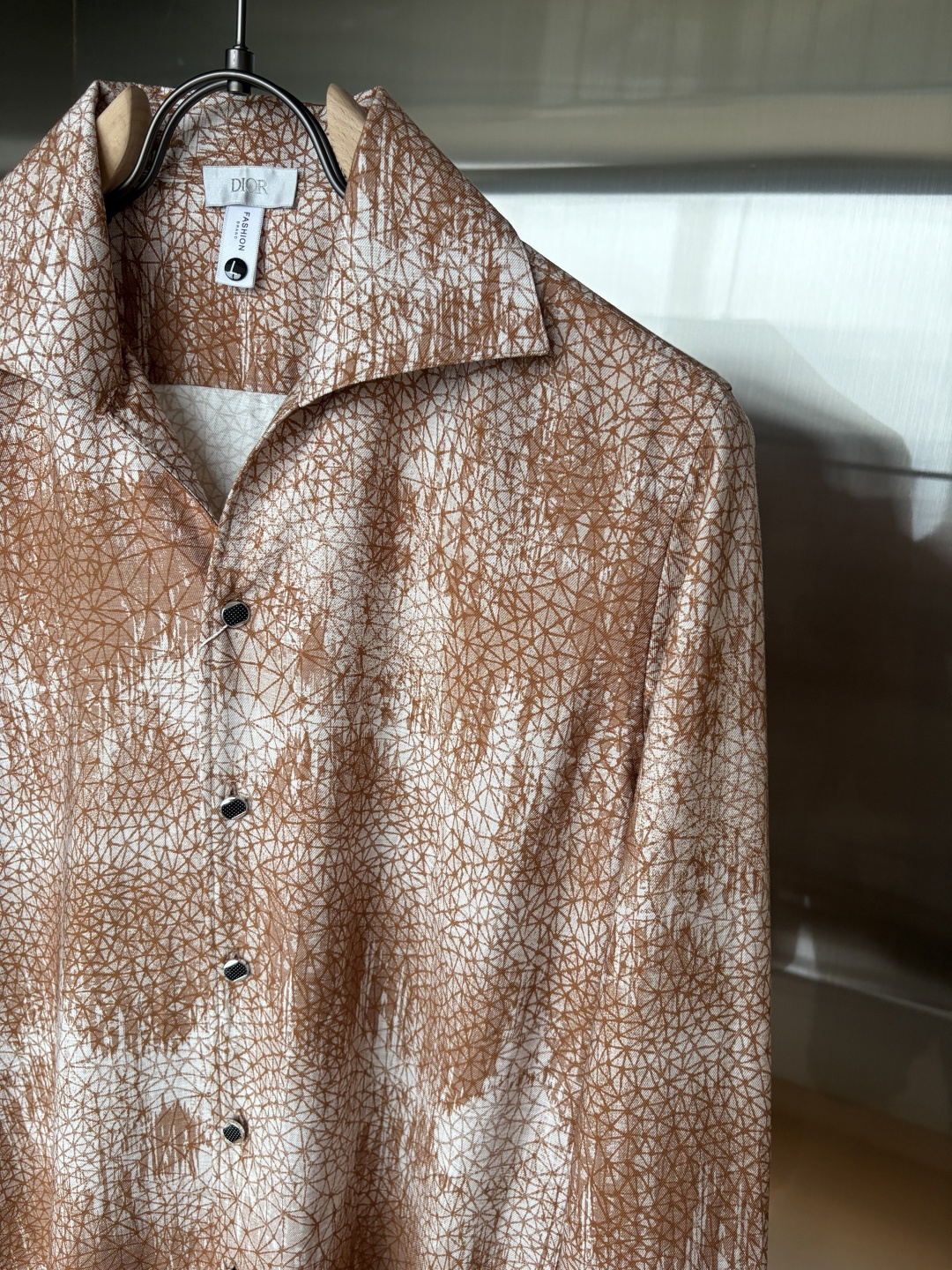 迪家男装界的天花板，这款翻领麻料衫长袖精准到每一针的细腻工艺，完全区别于普通面料裁剪。线条流畅，版型挺括