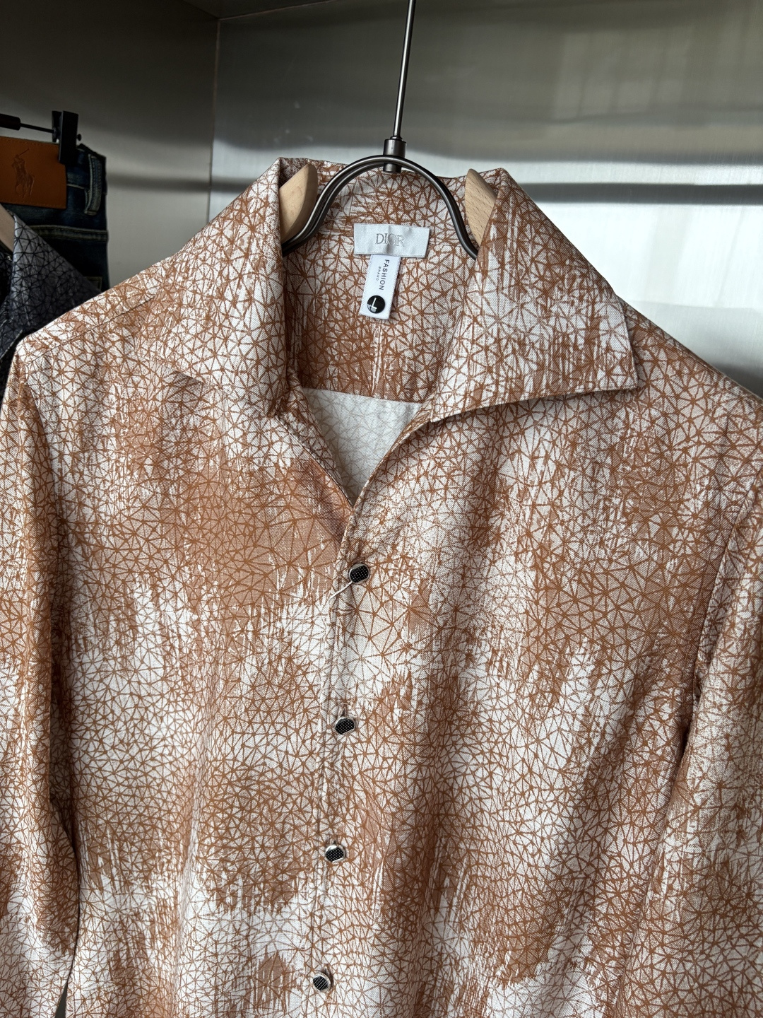 迪家男装界的天花板，这款翻领麻料衫长袖精准到每一针的细腻工艺，完全区别于普通面料裁剪。线条流畅，版型挺括