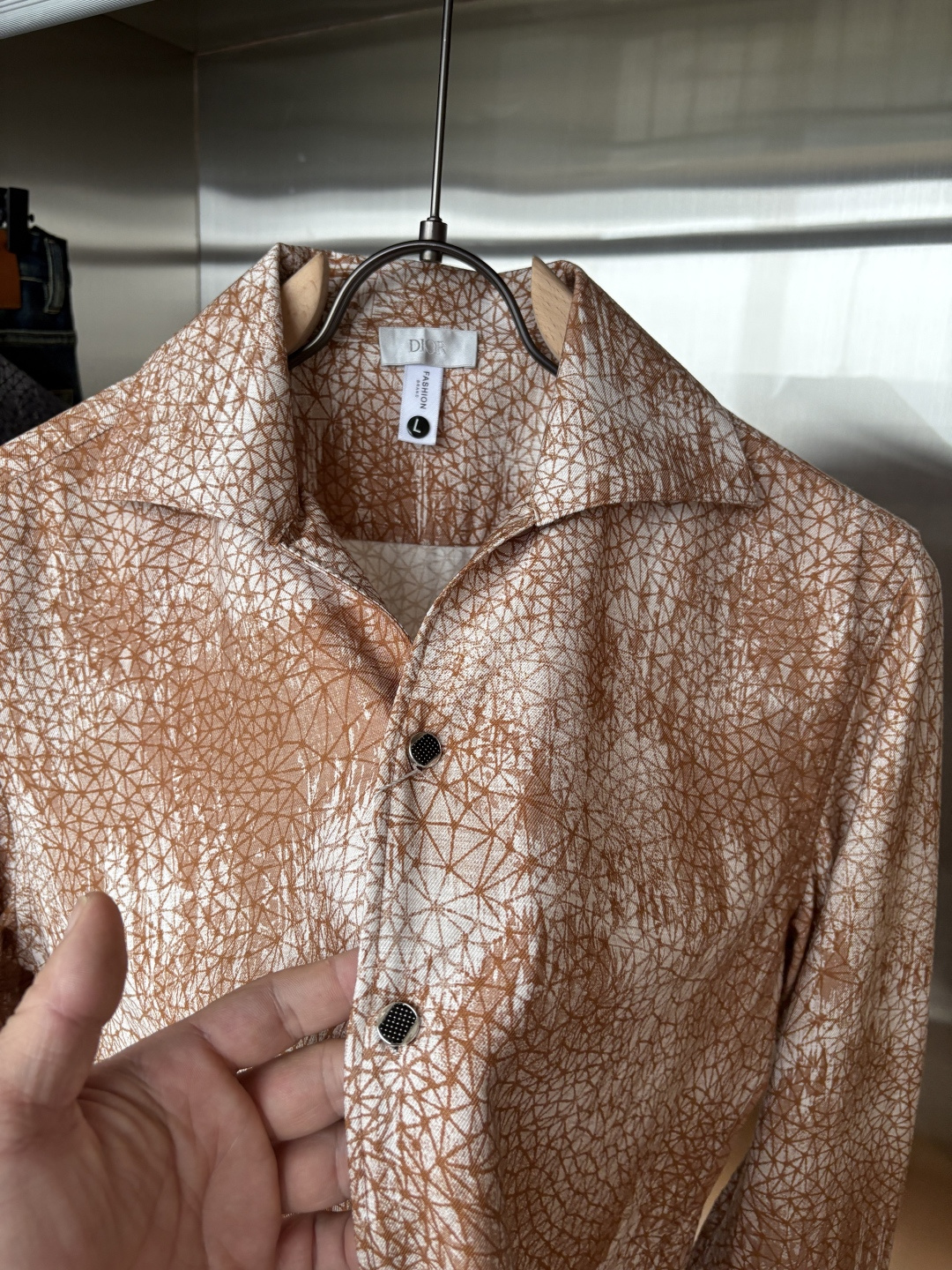 迪家男装界的天花板，这款翻领麻料衫长袖精准到每一针的细腻工艺，完全区别于普通面料裁剪。线条流畅，版型挺括