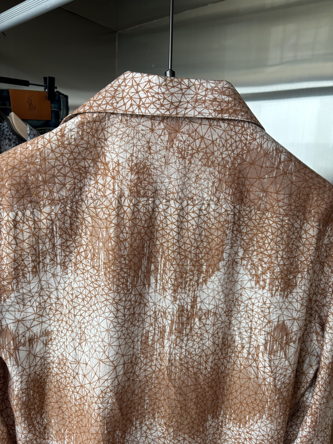 迪家男装界的天花板，这款翻领麻料衫长袖精准到每一针的细腻工艺，完全区别于普通面料裁剪。线条流畅，版型挺括