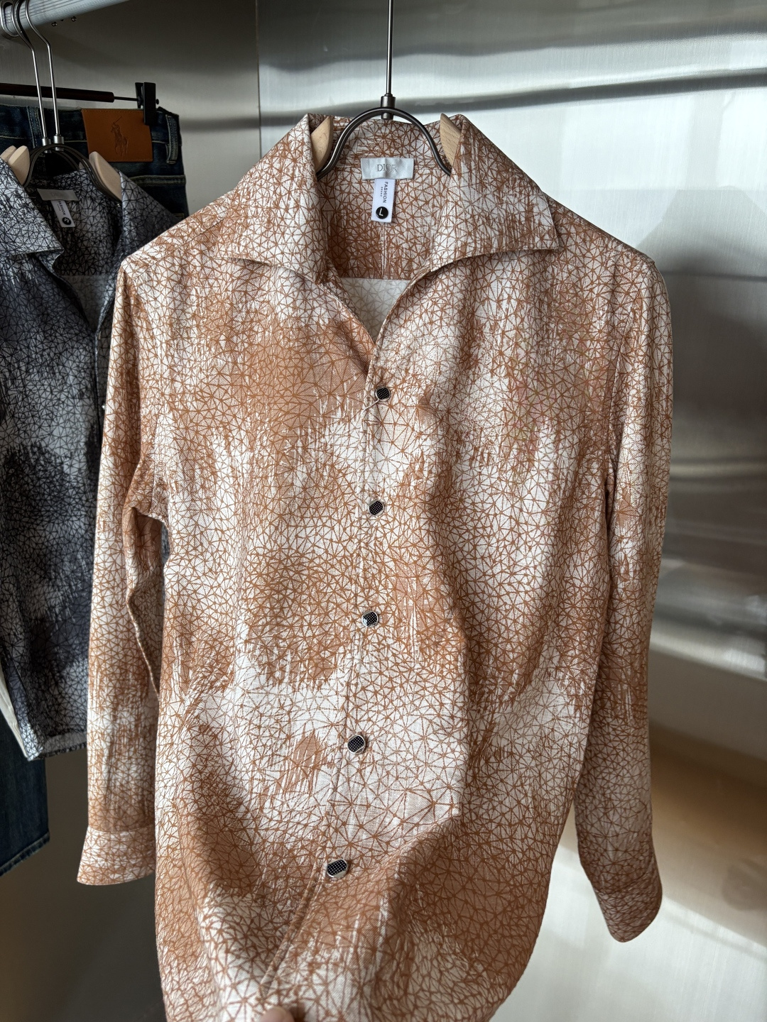 迪家男装界的天花板，这款翻领麻料衫长袖精准到每一针的细腻工艺，完全区别于普通面料裁剪。线条流畅，版型挺括