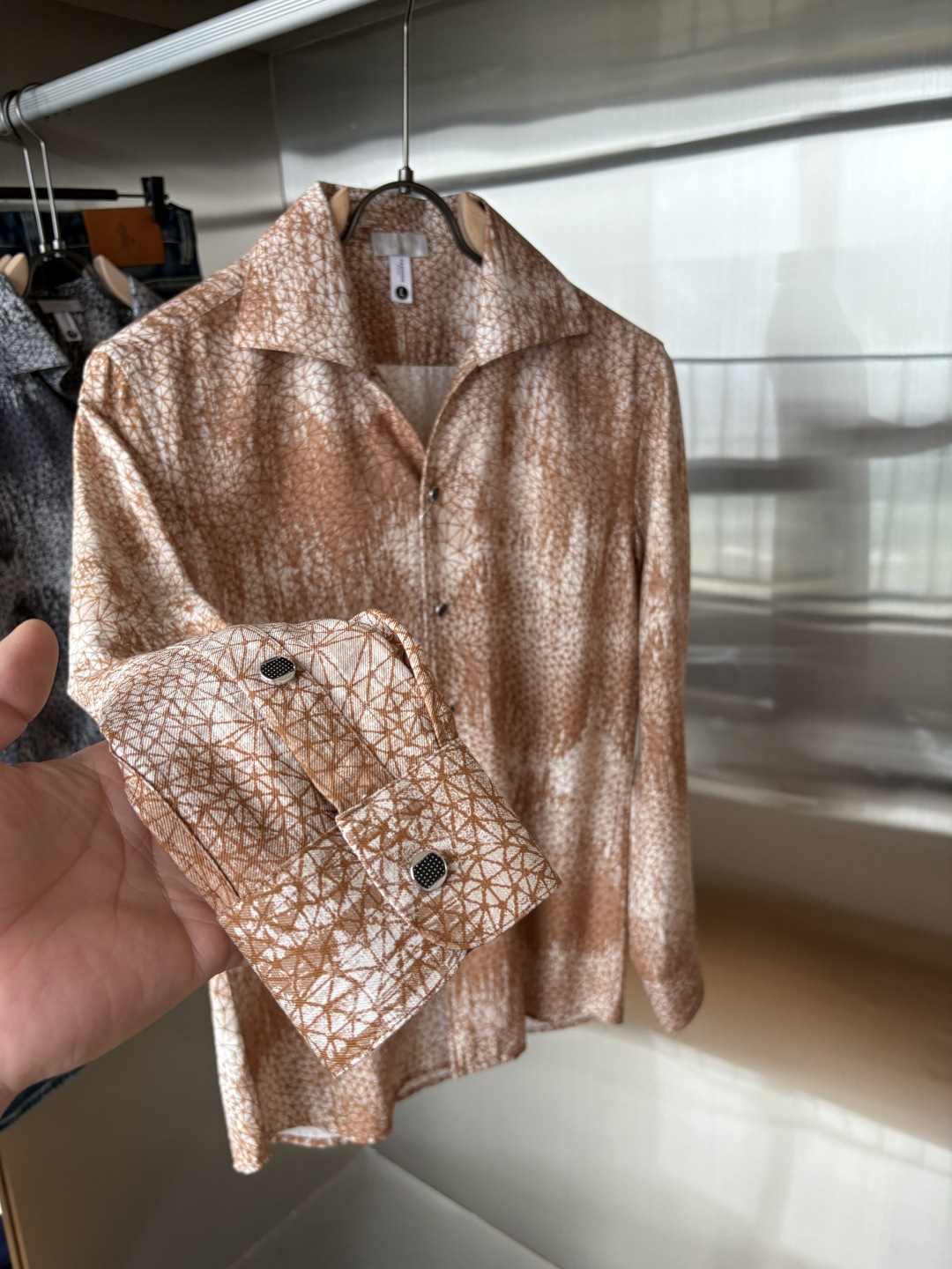 迪家男装界的天花板，这款翻领麻料衫长袖精准到每一针的细腻工艺，完全区别于普通面料裁剪。线条流畅，版型挺括