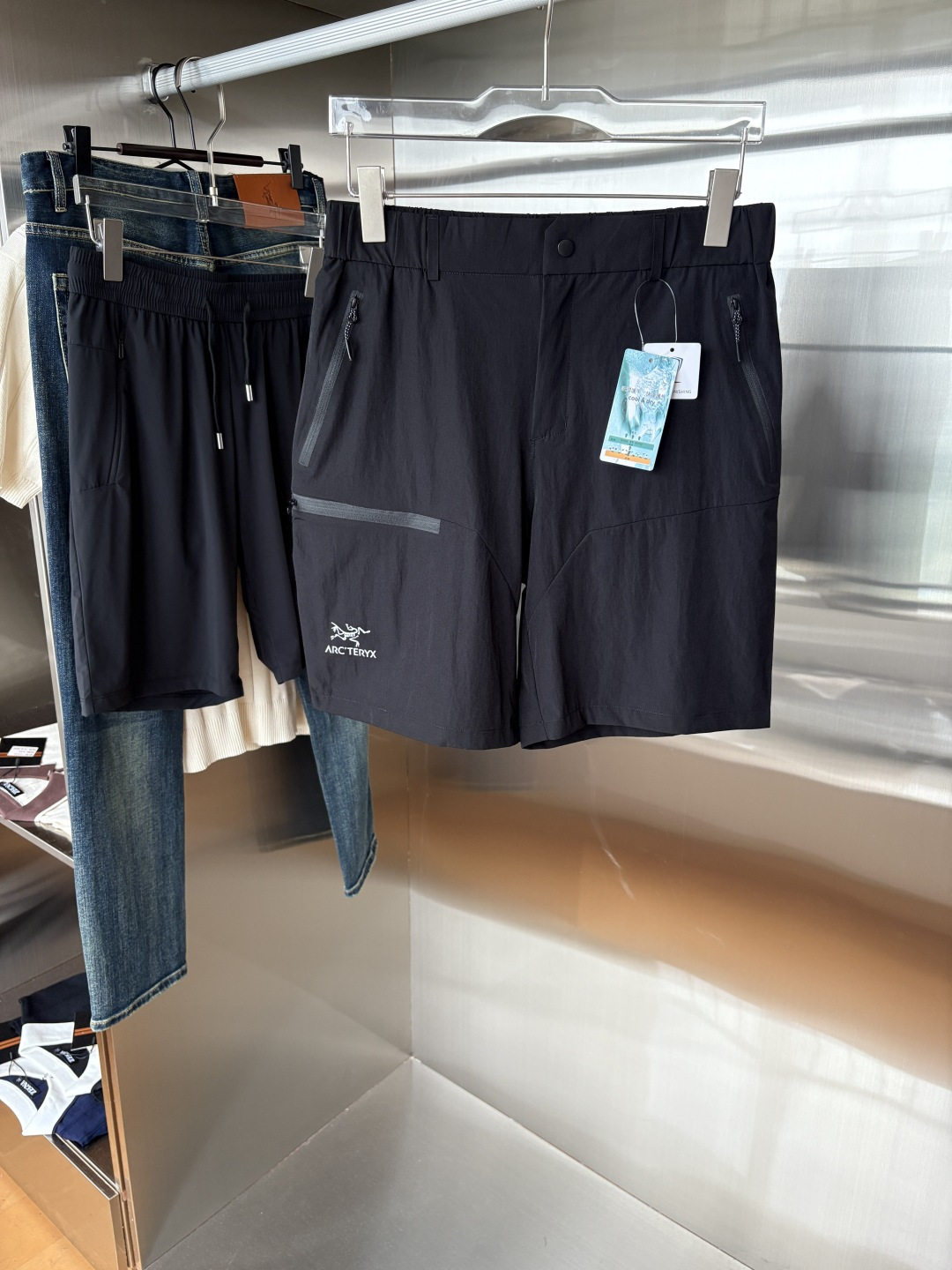 NO:502498,The new summer style of the ancestor 2025 shorts casual pants, custom-made fabrics for counters, breathable and comfortable, impeccable details, brand elements design concept, reflect quality. The feel is delicate and soft!  It is casually cut, with a great upper body style!  Code number M-3XL, shorts, alexander wang19860909始祖2025夏季新款 短裤 休闲裤,专柜定制面料 透气舒适度高,细节无可挑剔,品牌元素设计理念,体现品质.手感细腻柔软！呈现休闲裁剪,上身版型超赞！码数M-3XL,,shorts,alexander wang,Men's clothing