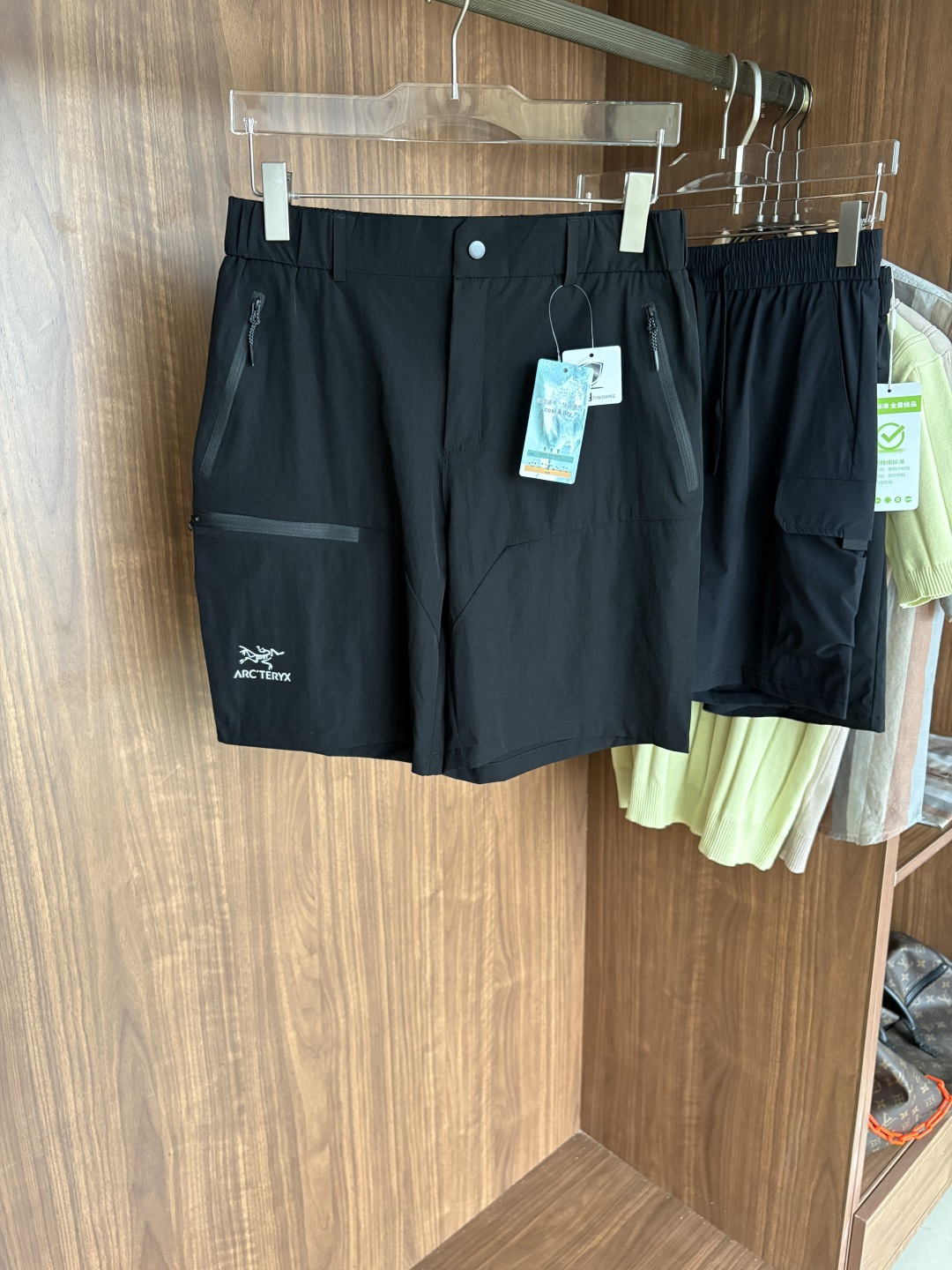 NO:516543,The new summer style of the ancestor 2025 shorts casual pants, custom-made fabrics for counters, breathable and comfortable, impeccable details, brand elements design concept, reflect quality. The feel is delicate and soft!  It is casually cut, with a great upper body style!  Code number M-3XL, shorts, alexander wang19860909始祖2025夏季新款 短裤 休闲裤,专柜定制面料 透气舒适度高,细节无可挑剔,品牌元素设计理念,体现品质.手感细腻柔软！呈现休闲裁剪,上身版型超赞！码数M-3XL,,shorts,alexander wang,Men's clothing