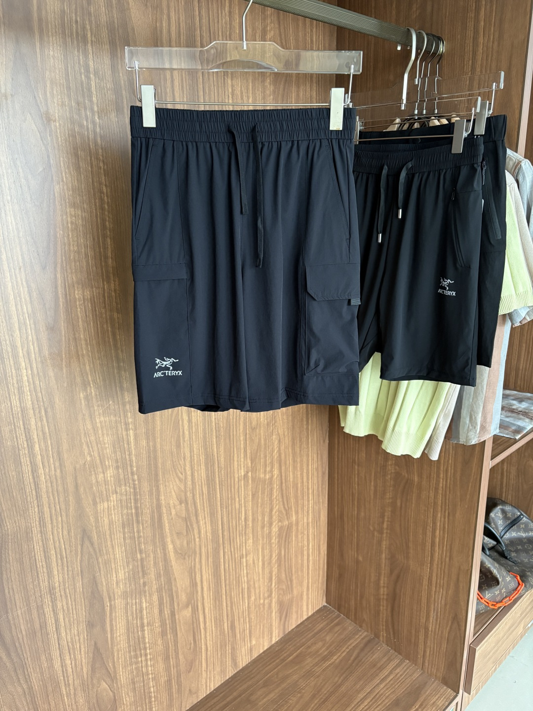 NO:516528,The new summer style of the ancestor 2025 shorts casual pants, custom-made fabrics for counters, breathable and comfortable, impeccable details, brand elements design concept, reflect quality. The feel is delicate and soft!  It is casually cut, with a great upper body style!  Code number L-4XL, shorts, alexander wang19860909始祖2025夏季新款 短裤 休闲裤,专柜定制面料 透气舒适度高,细节无可挑剔,品牌元素设计理念,体现品质.手感细腻柔软！呈现休闲裁剪,上身版型超赞！码数L-4XL,,shorts,alexander wang,Men's clothing