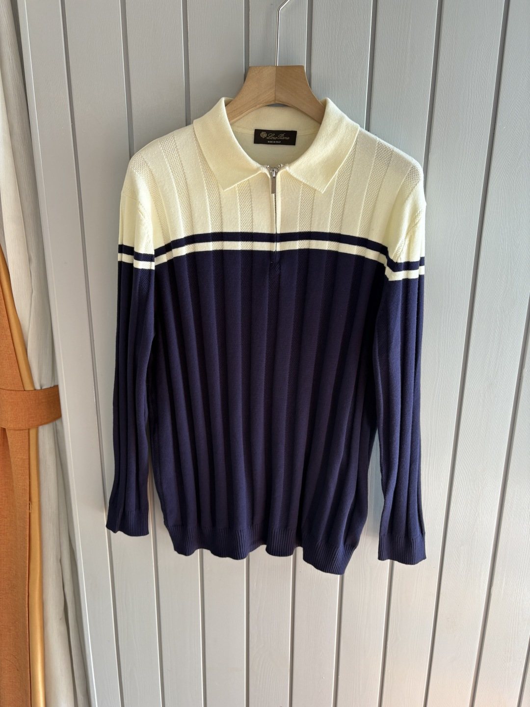 NO:502140,Time-consuming King' diamond jacquard design selects ultra-fine high-quality yarn lapel short-sleeved men's collection 'Time-consuming King' long-sleeved knitting and elegant craftsmanship, which touches the skin with high-end style. The ingenuity of diamond-shaped hollow jacquard is carved with three-dimensional diamond jacquard that takes months to carve, and the architectural aesthetic texture is weaving between warp and weft. The light and shadow penetrate through, and the gestures show low-key luxury. Classic lattice lapel long-sleeved design Simple lapel outlines neat lines, short-sleeved cut is suitable for multiple scenes - the layered suits during business meetings show elegance, casual wear reveals gentleman's taste, and the collection style never fades. The ultimate quality testimony of details Precision turning ensures that the seams are flat, the bone position is reinforced and durable and does not deform; the neckline threads have been washed and tested, and they are still as crisp as new as they wear for a long time, and every detail is a testimony of 'time-consuming'.  Code number M-3XL, T-shirt, business suit, alexander wang19860909耗时王”菱形提花设计甄选超细优质纱线翻领短袖男士典藏款「耗时王」长袖针织奢雅工艺,触肤即高阶. 匠心底蕴菱形镂空提花 耗时数月雕琢的立体菱形提花,经纬间织就建筑美学肌理,光影穿透时显隐交错,举手投足尽展低调奢华. 经典型格翻领长袖设计 简约翻领勾勒利落线条,短袖剪裁适配多场景——商务会晤时叠搭西装显儒雅,休闲时光单穿流露绅士品味,典藏款型永不褪色. 细节至臻品质见证 精密车工确保接缝平整,骨位加固耐穿不变形；领口螺纹经水洗测试,久穿仍挺括如新,每一处细节皆为「耗时」证言. 码数M-3XL,,T-shirt,business suit,alexander wang,Men's clothing