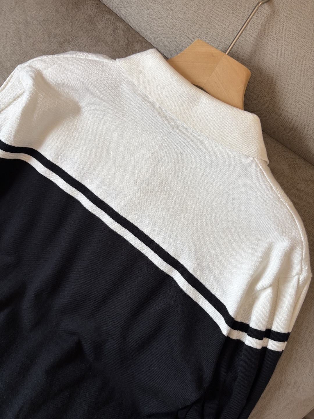 耗时王”菱形提花设计甄选超细优质纱线翻领短袖男士典藏款「耗时王」长袖针织奢雅工艺，触肤即高阶。• 匠心底