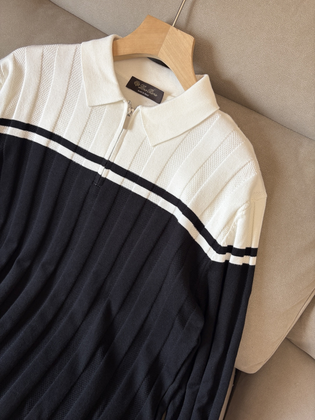 耗时王”菱形提花设计甄选超细优质纱线翻领短袖男士典藏款「耗时王」长袖针织奢雅工艺，触肤即高阶。• 匠心底