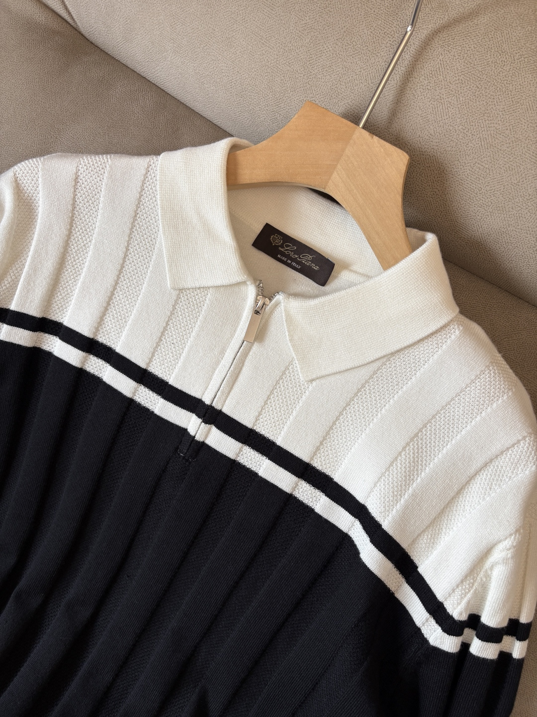 耗时王”菱形提花设计甄选超细优质纱线翻领短袖男士典藏款「耗时王」长袖针织奢雅工艺，触肤即高阶。• 匠心底