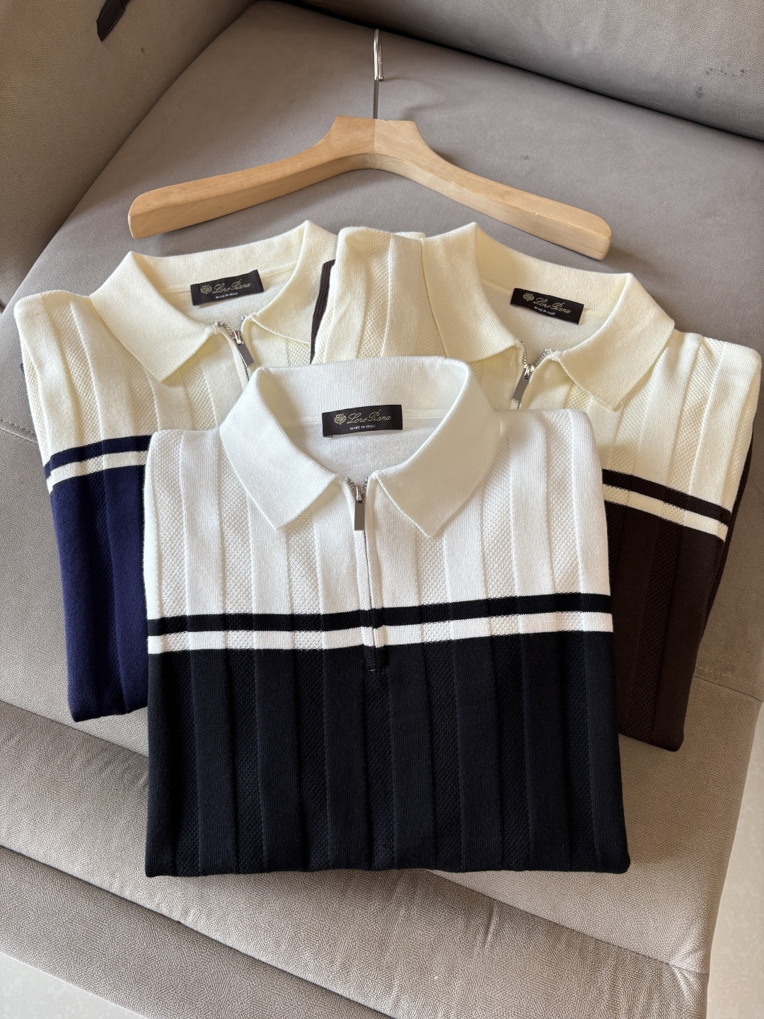 NO:499724,Time-consuming King' diamond jacquard design selects ultra-fine high-quality yarn lapel short-sleeved men's collection 'Time-consuming King' long-sleeved knitting and elegant craftsmanship, which touches the skin with high-end style. The ingenuity of diamond-shaped hollow jacquard is carved with three-dimensional diamond jacquard that takes months to carve, and the architectural aesthetic texture is weaving between warp and weft. The light and shadow penetrate through, and the gestures show low-key luxury. Classic lattice lapel long-sleeved design Simple lapel outlines neat lines, short-sleeved cut is suitable for multiple scenes - the layered suits during business meetings show elegance, casual wear reveals gentleman's taste, and the collection style never fades. The ultimate quality testimony of details Precision turning ensures that the seams are flat, the bone position is reinforced and durable and does not deform; the neckline threads have been washed and tested, and they are still as crisp as new as they wear for a long time, and every detail is a testimony of 'time-consuming'.  Code number M-3XL, T-shirt, business suit, alexander wang19860909耗时王”菱形提花设计甄选超细优质纱线翻领短袖男士典藏款「耗时王」长袖针织奢雅工艺,触肤即高阶. 匠心底蕴菱形镂空提花 耗时数月雕琢的立体菱形提花,经纬间织就建筑美学肌理,光影穿透时显隐交错,举手投足尽展低调奢华. 经典型格翻领长袖设计 简约翻领勾勒利落线条,短袖剪裁适配多场景——商务会晤时叠搭西装显儒雅,休闲时光单穿流露绅士品味,典藏款型永不褪色. 细节至臻品质见证 精密车工确保接缝平整,骨位加固耐穿不变形；领口螺纹经水洗测试,久穿仍挺括如新,每一处细节皆为「耗时」证言. 码数M-3XL,,T-shirt,business suit,alexander wang,Men's clothing