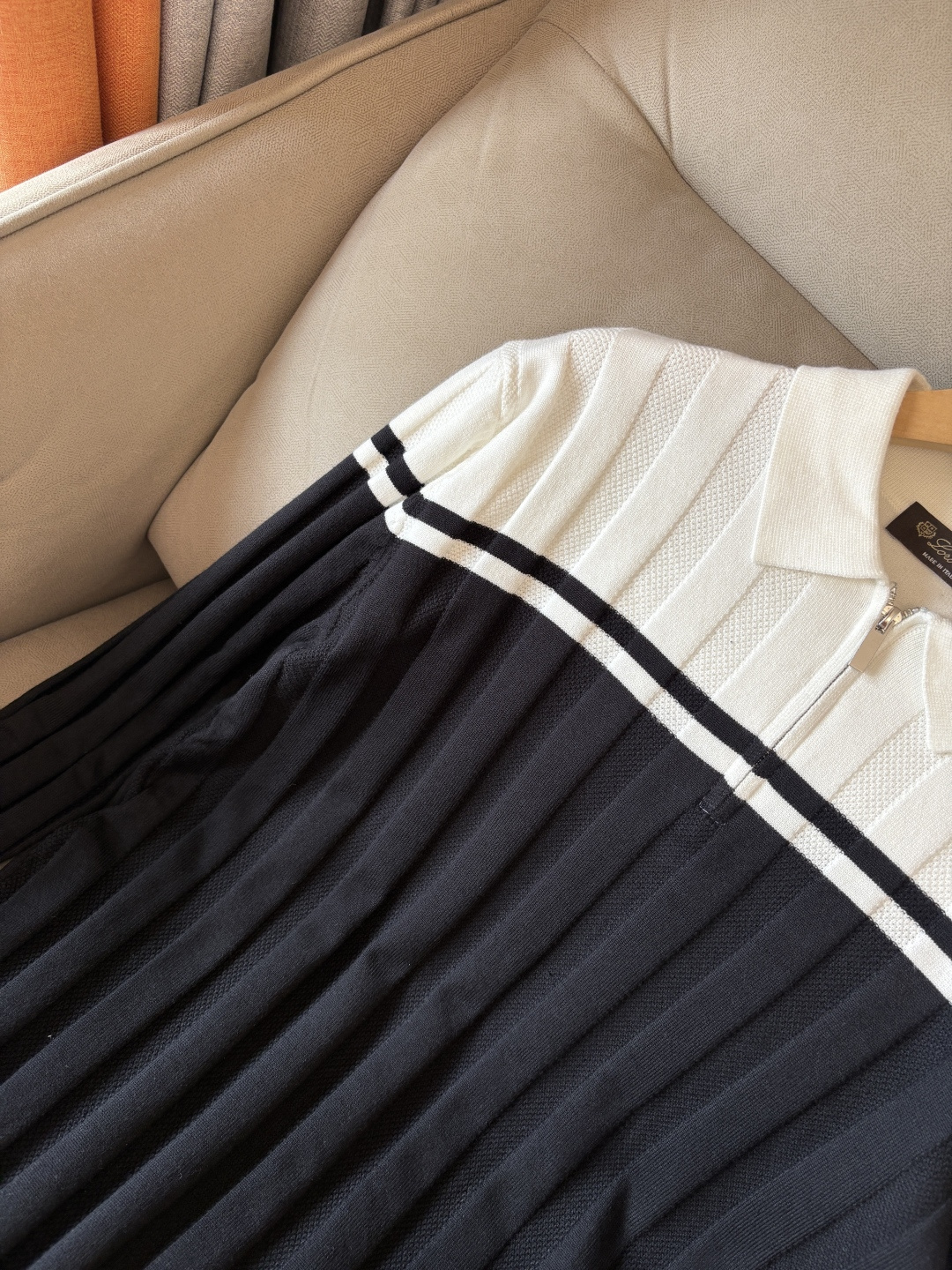 耗时王”菱形提花设计甄选超细优质纱线翻领短袖男士典藏款「耗时王」长袖针织奢雅工艺，触肤即高阶。• 匠心底