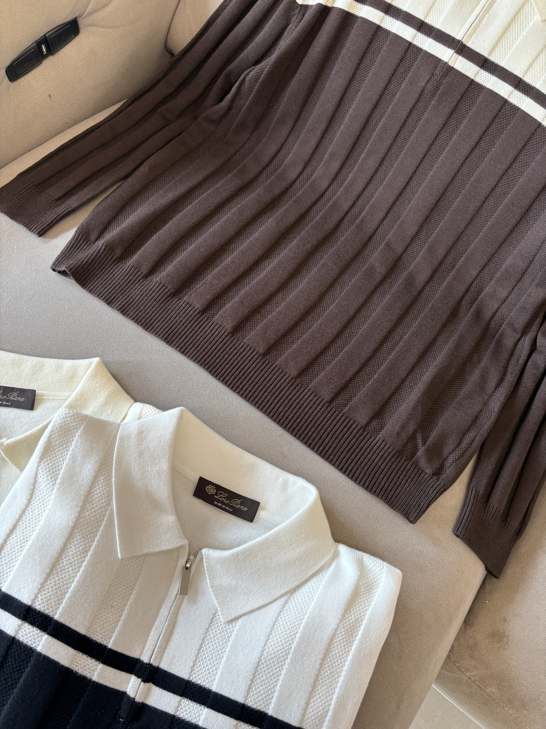 耗时王”菱形提花设计甄选超细优质纱线翻领短袖男士典藏款「耗时王」长袖针织奢雅工艺，触肤即高阶。• 匠心底