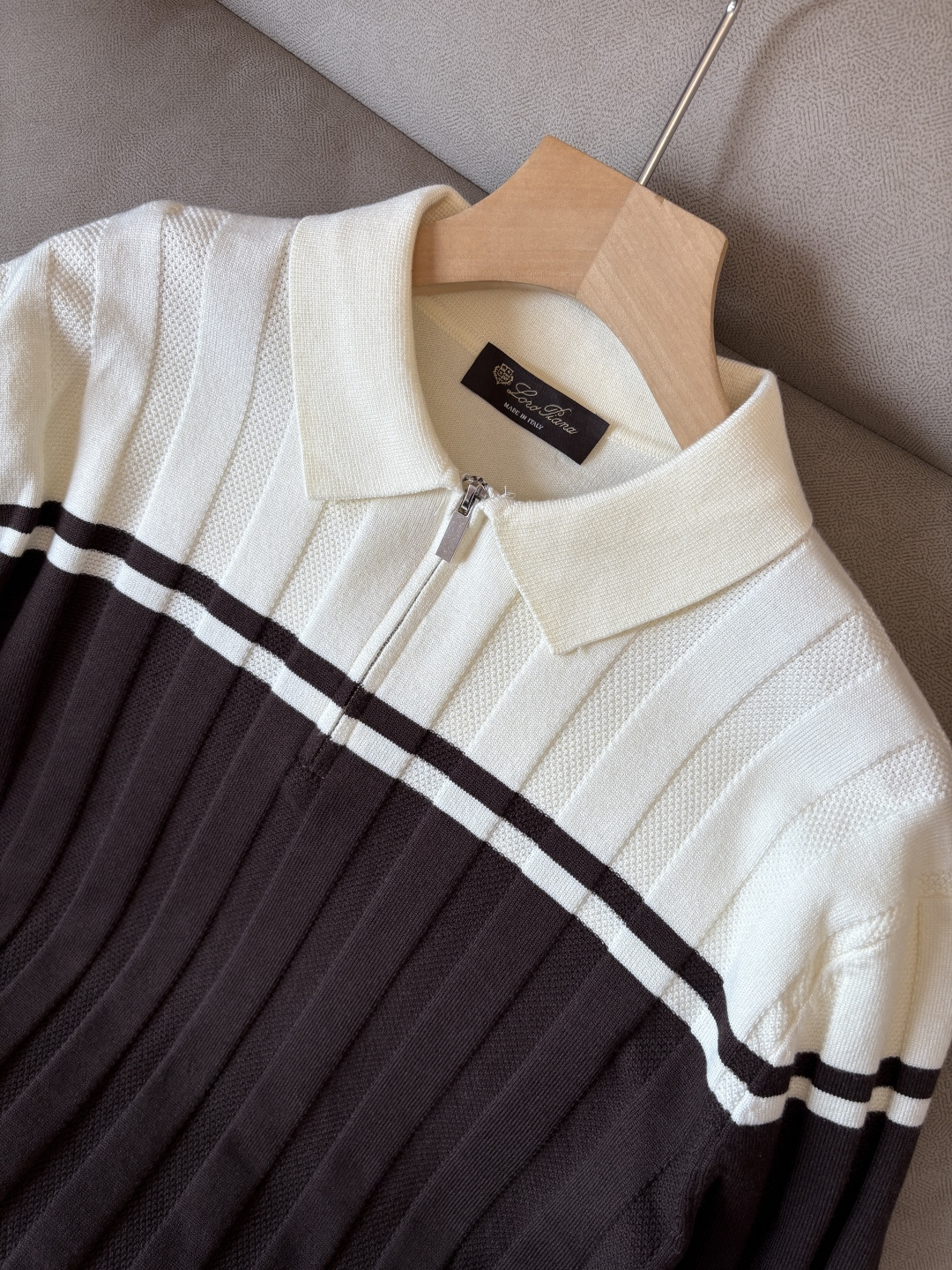 耗时王”菱形提花设计甄选超细优质纱线翻领短袖男士典藏款「耗时王」长袖针织奢雅工艺，触肤即高阶。• 匠心底