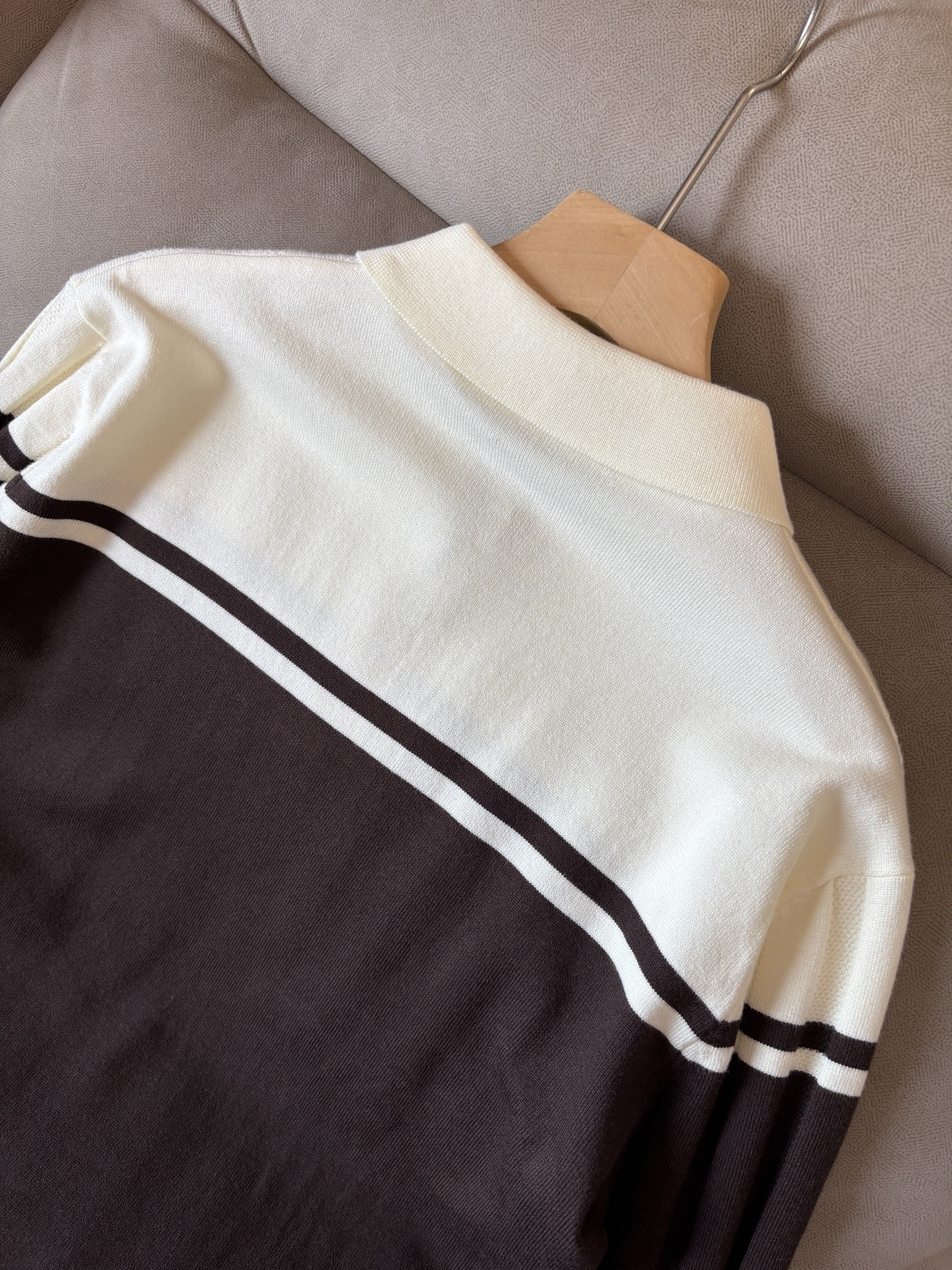 耗时王”菱形提花设计甄选超细优质纱线翻领短袖男士典藏款「耗时王」长袖针织奢雅工艺，触肤即高阶。• 匠心底