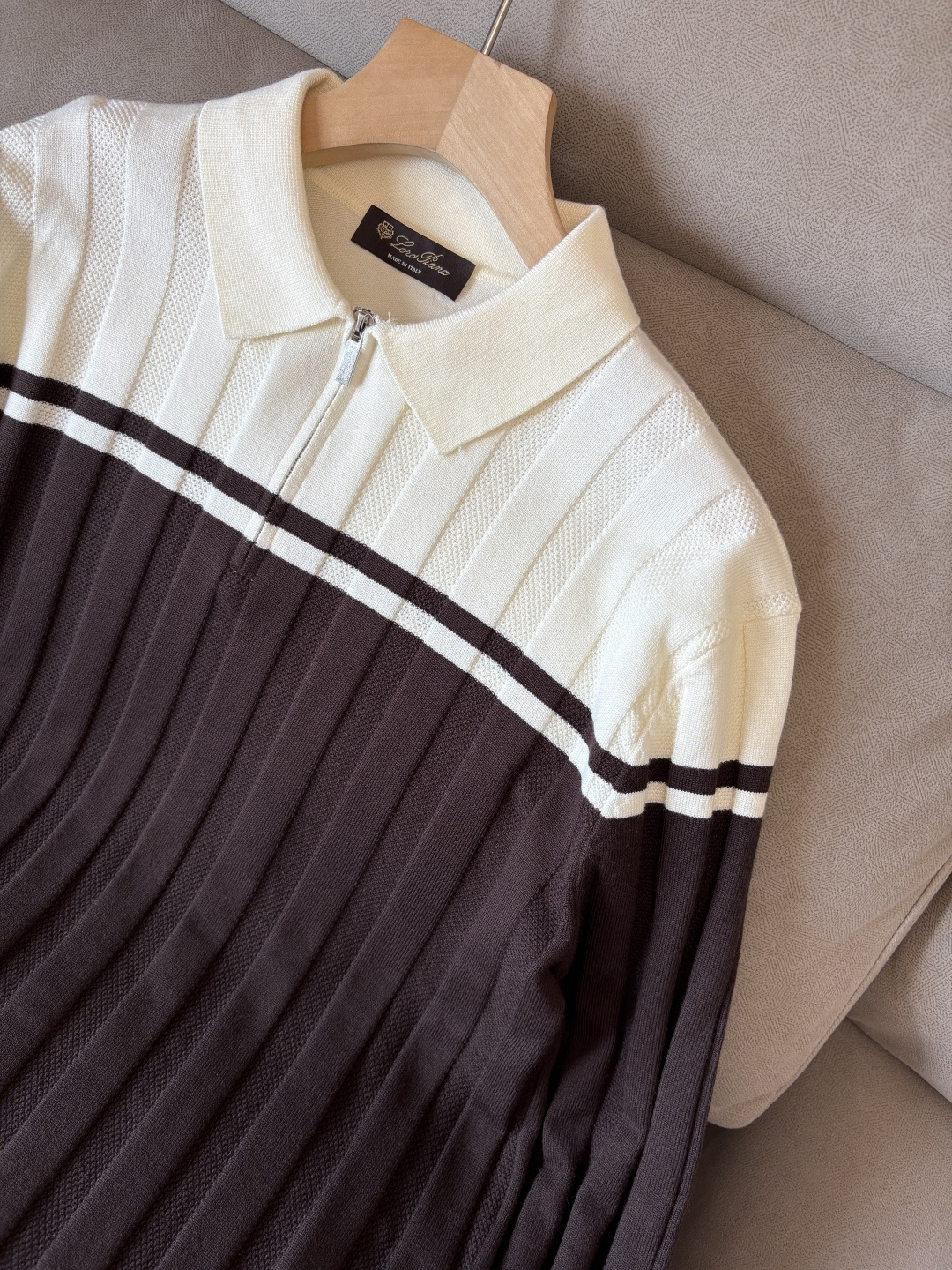 耗时王”菱形提花设计甄选超细优质纱线翻领短袖男士典藏款「耗时王」长袖针织奢雅工艺，触肤即高阶。• 匠心底