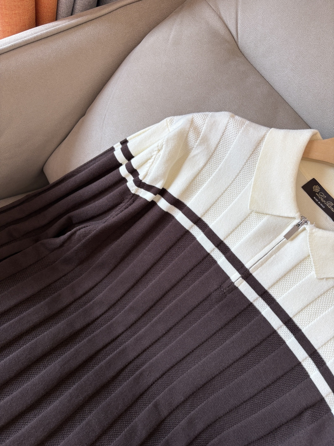 耗时王”菱形提花设计甄选超细优质纱线翻领短袖男士典藏款「耗时王」长袖针织奢雅工艺，触肤即高阶。• 匠心底