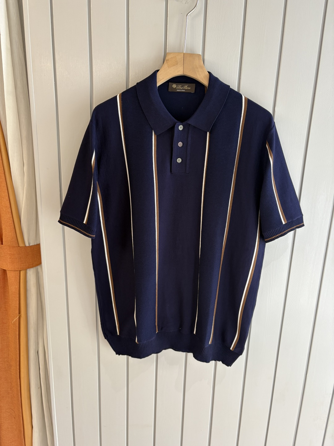 NO:507038,Time-consuming King' diamond jacquard design selects ultra-fine high-quality yarn lapel short-sleeved men's collection 'Time-consuming King' round neck and elegant craftsmanship, which is high-end when touching the skin. Craftsmanship and diamond hollow jacquard are carved with three-dimensional diamond jacquard that takes months to carve, woven architectural aesthetic texture between warp and weft, and the light and shadow penetrate, showing low-key luxury when light and shadow penetrate, and every move shows low-key luxury. Classic grid lapel short-sleeved design Simple lapel outlines neat lines, short-sleeved cut adapts to multiple scenes - layered suits during business meetings show elegance, casual wear reveals gentleman's taste, and the collection style never fades. The ultimate quality testimony of details Precision turning ensures that the seams are flat, the bone position is reinforced and durable without deformation; the neckline threads have been washed and tested, and they are still as crisp as new as they wear for a long time, and every detail is a testimony of 'time-consuming'. Code M-3XL001  020, T-shirt,business suit,alexander wang19860909耗时王”菱形提花设计甄选超细优质纱线翻领短袖男士典藏款「耗时王」圆领奢雅工艺,触肤即高阶. 匠心底蕴菱形镂空提花 耗时数月雕琢的立体菱形提花,经纬间织就建筑美学肌理,光影穿透时显隐交错,举手投足尽展低调奢华. 经典型格翻领短袖设计 简约翻领勾勒利落线条,短袖剪裁适配多场景——商务会晤时叠搭西装显儒雅,休闲时光单穿流露绅士品味,典藏款型永不褪色. 细节至臻品质见证 精密车工确保接缝平整,骨位加固耐穿不变形；领口螺纹经水洗测试,久穿仍挺括如新,每一处细节皆为「耗时」证言. 码数M-3XL001 020,,T-shirt,business suit,alexander wang,Men's clothing