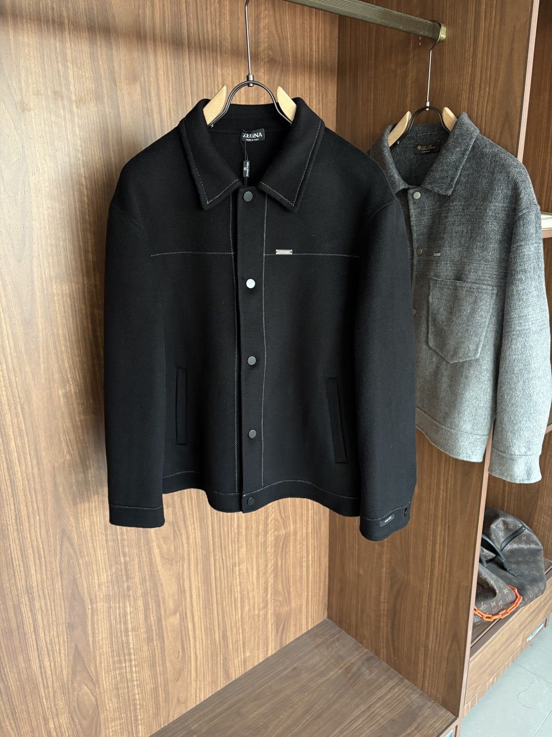 NO:691508,Jeni 25FW new autumn and winter wool coat, wool coat interprets the elegance and warmth of winter] The winter wind brings biting and chill, but it also brings fashion opportunities. When the classic herringbone pattern meets wool fabric, a unique coat emerges, adding an irresistible charm to your winter outfit.  With the herringbone texture as the design highlight, the unique pattern seems to tell the story of the years, adding a retro and literary atmosphere to the overall look. Its style is simple yet grand, and the smooth lines outline an elegant outline. Whether it is worn open to show casualness, or buttoned up to create a neat look, it can easily control various styles.  What’s even more surprising is that this coat can be worn with a stand-up collar. The stand-up collar design can not only provide warm protection for your neck in the cold wind, but also instantly enhance your aura and make you stand out from the crowd. When the cold wind blows, stand the collar high, as if you are building a warm barrier for yourself, while still maintaining a sense of fashion.  The choice of fabric is the essence of this coat. The blend of wool and cashmere combines the stiffness of wool with the softness of cashmere. Wool gives the coat good support and warmth, making it able to withstand the severe cold of winter; while the addition of cashmere makes the coat more delicate and skin-friendly to the touch, as if it is wrapped in a layer of soft clouds. This blended fabric is not only comfortable to wear, but also has a high-quality texture, showing a high-quality style.  In terms of color, we have carefully blended two classic tones, dark gray and light coffee. Dark gray is calm and restrained, suitable for you who pursue low-key luxury; light coffee is warm and soft, adding a warm color to winter. No matter what style lover you are, you can find your favorite choice in these two colors. Size M-3XL,,zegna,19860909杰尼25FW秋冬新款羊毛大衣,羊毛大衣演绎冬日的优雅与温暖】冬日的风,带着凛冽与寒意,却也吹来了时尚的契机.当经典的人字纹邂逅羊毛面料,一件别具一格的大衣应运而生,为你的冬日穿搭增添一抹难以抗拒的魅力. 以人字纹理为设计亮点,独特的纹路仿佛在诉说着岁月的故事,为整体造型增添了复古与文艺的气息.它的款式外形简约而不失大气,流畅的线条勾勒出优雅的轮廓,无论是敞开穿展现随性,还是系上扣子塑造利落感,都能轻松驾驭各种风格. 更令人惊喜的是,这款大衣可以实现立领的穿搭方式.立领的设计不仅能在寒风中为你的脖颈提供温暖的守护,还能瞬间提升气场,让你在人群中脱颖而出.当寒风乍起,将领子高高立起,仿佛为自己筑起一道温暖的屏障,同时又不失时尚感. 而面料的选择,更是这款大衣的精髓所在.羊毛与山羊绒的混纺,兼具了羊毛的挺括与山羊绒的柔软.羊毛赋予了大衣良好的支撑性和保暖性,使其能够抵御冬日的严寒；而山羊绒的加入,则让大衣在触感上更加细腻亲肤,仿佛被一层轻柔的云朵包裹.这种混纺面料不仅穿着舒适,而且质感上乘,彰显出高品质的格调. 在色彩上,我们精心调配了深灰与浅咖两种经典色调.深灰,沉稳内敛,适合追求低调奢华的你；浅咖,温暖柔和,为冬日增添一抹温馨的色彩.无论你是哪种风格爱好者,都能在这两款颜色中找到属于自己的心仪之选. 码数M-3XL,,zegna,,Men's clothing