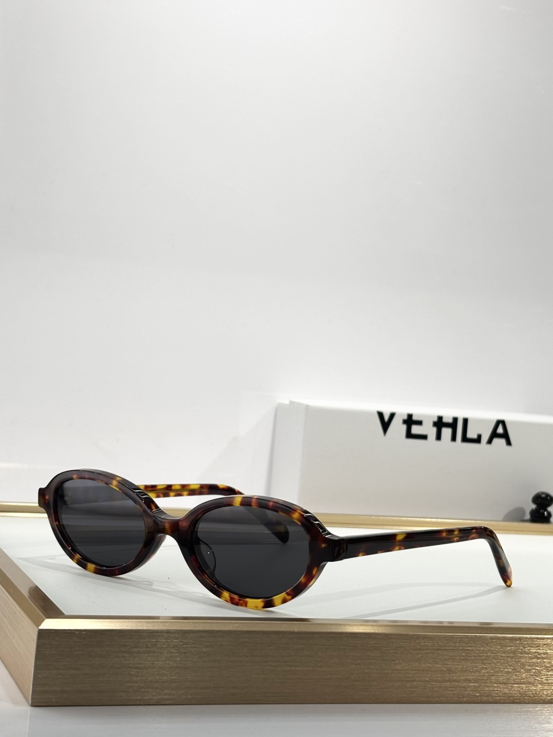 VEHLA 小众高质，澳洲今夏必备太阳鏡JUNE是一个豪华的纯胶架，末端有额外的醋酸纤维。这种风格在大多