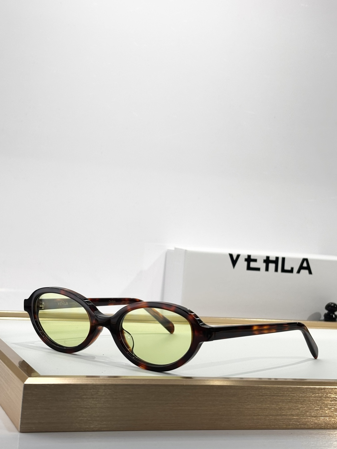 VEHLA 小众高质，澳洲今夏必备太阳鏡JUNE是一个豪华的纯胶架，末端有额外的醋酸纤维。这种风格在大多