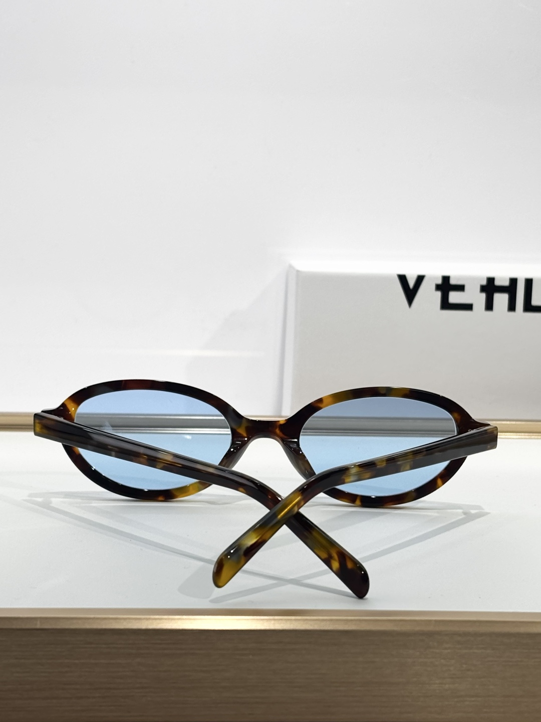 VEHLA 小众高质，澳洲今夏必备太阳鏡JUNE是一个豪华的纯胶架，末端有额外的醋酸纤维。这种风格在大多