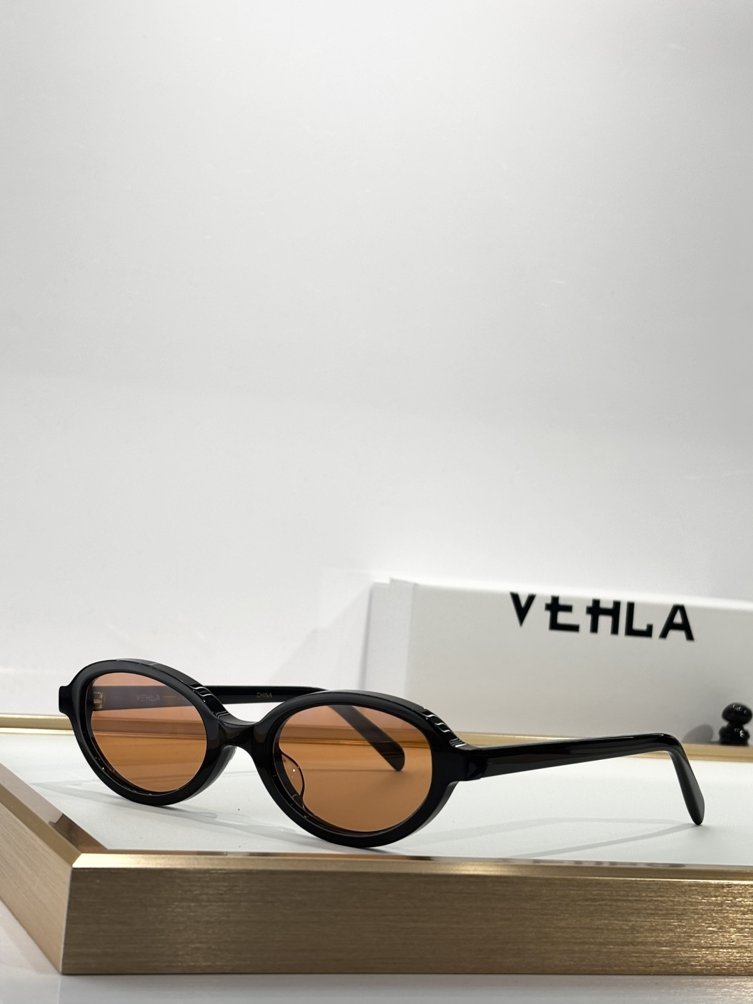 VEHLA 小众高质，澳洲今夏必备太阳鏡JUNE是一个豪华的纯胶架，末端有额外的醋酸纤维。这种风格在大多