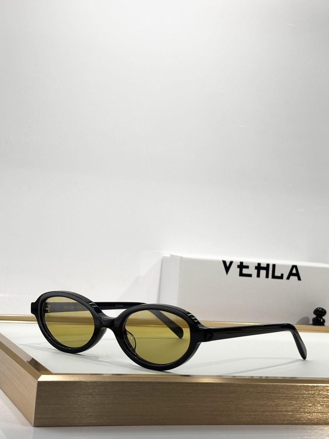 VEHLA 小众高质，澳洲今夏必备太阳鏡JUNE是一个豪华的纯胶架，末端有额外的醋酸纤维。这种风格在大多