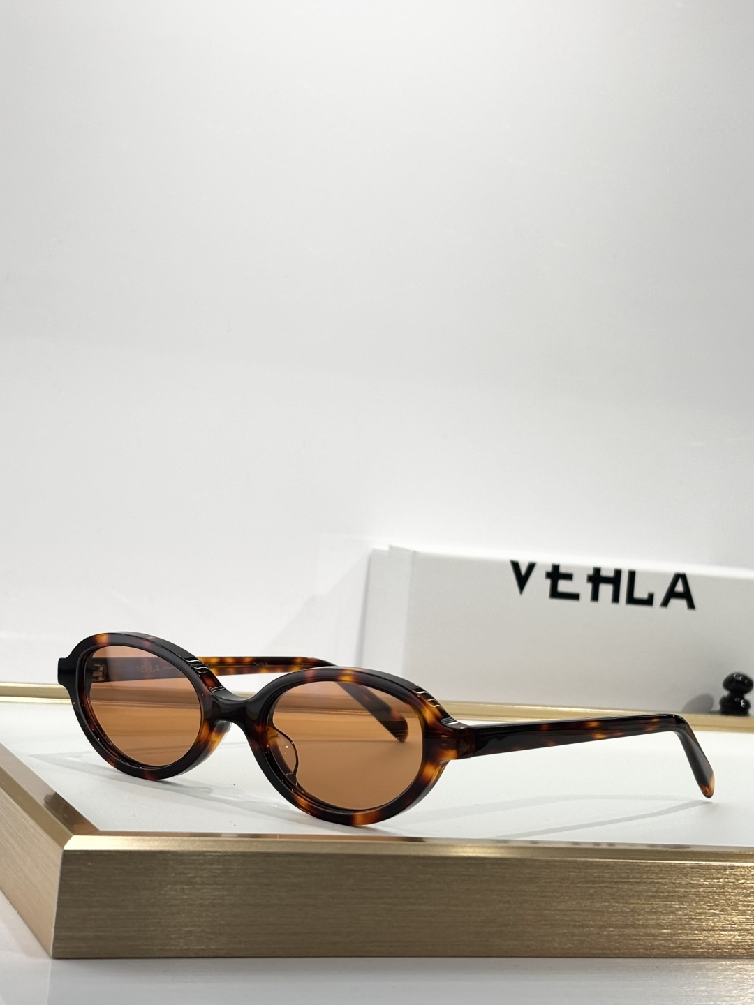 VEHLA 小众高质，澳洲今夏必备太阳鏡JUNE是一个豪华的纯胶架，末端有额外的醋酸纤维。这种风格在大多