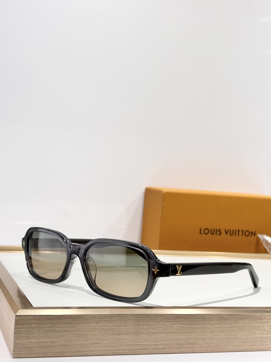 LOUIS VUITTONMODEL：Z3046ESIZE：54口17-145