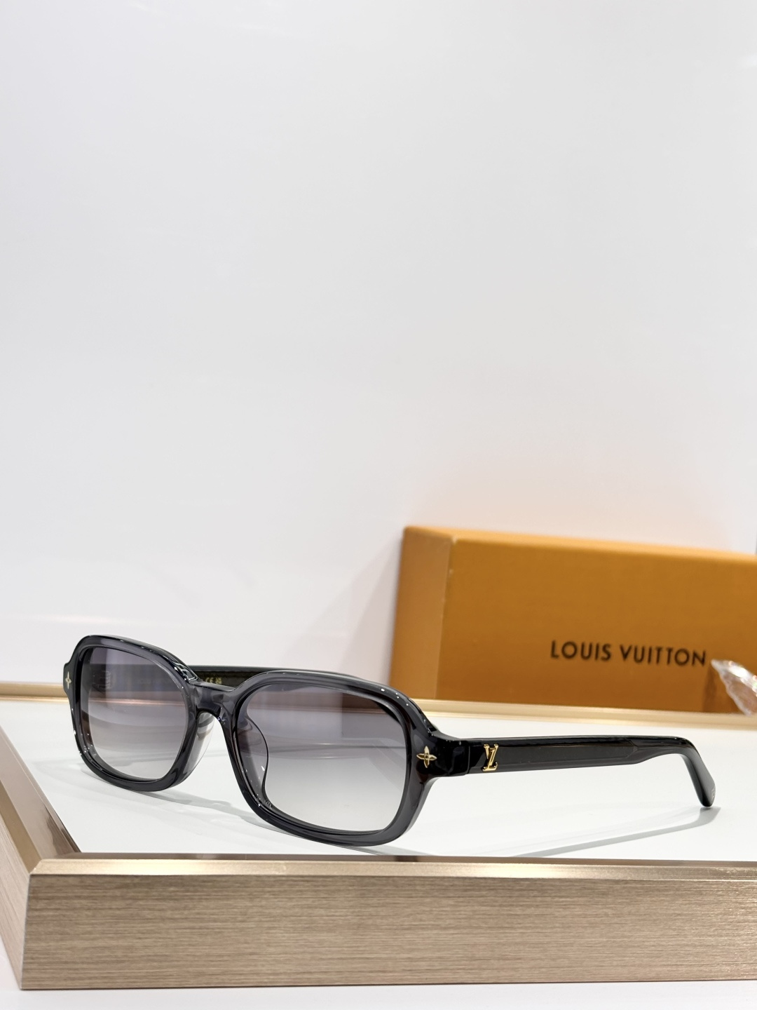 LOUIS VUITTONMODEL：Z3046ESIZE：54口17-145
