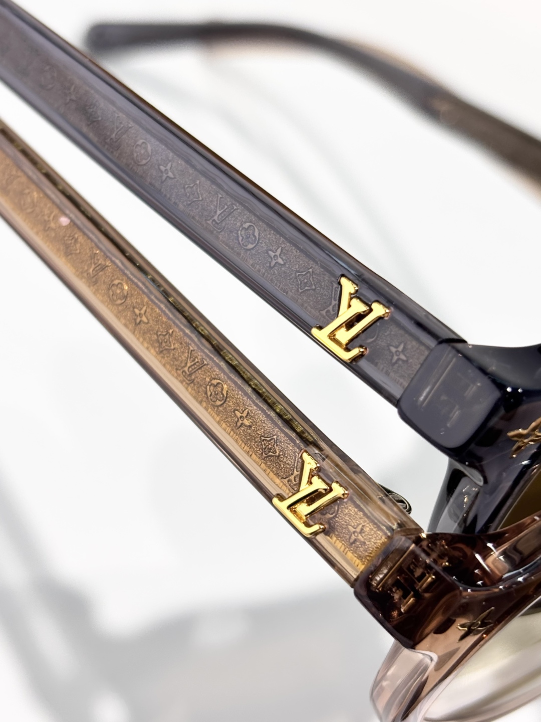 LOUIS VUITTONMODEL：Z3046ESIZE：54口17-145